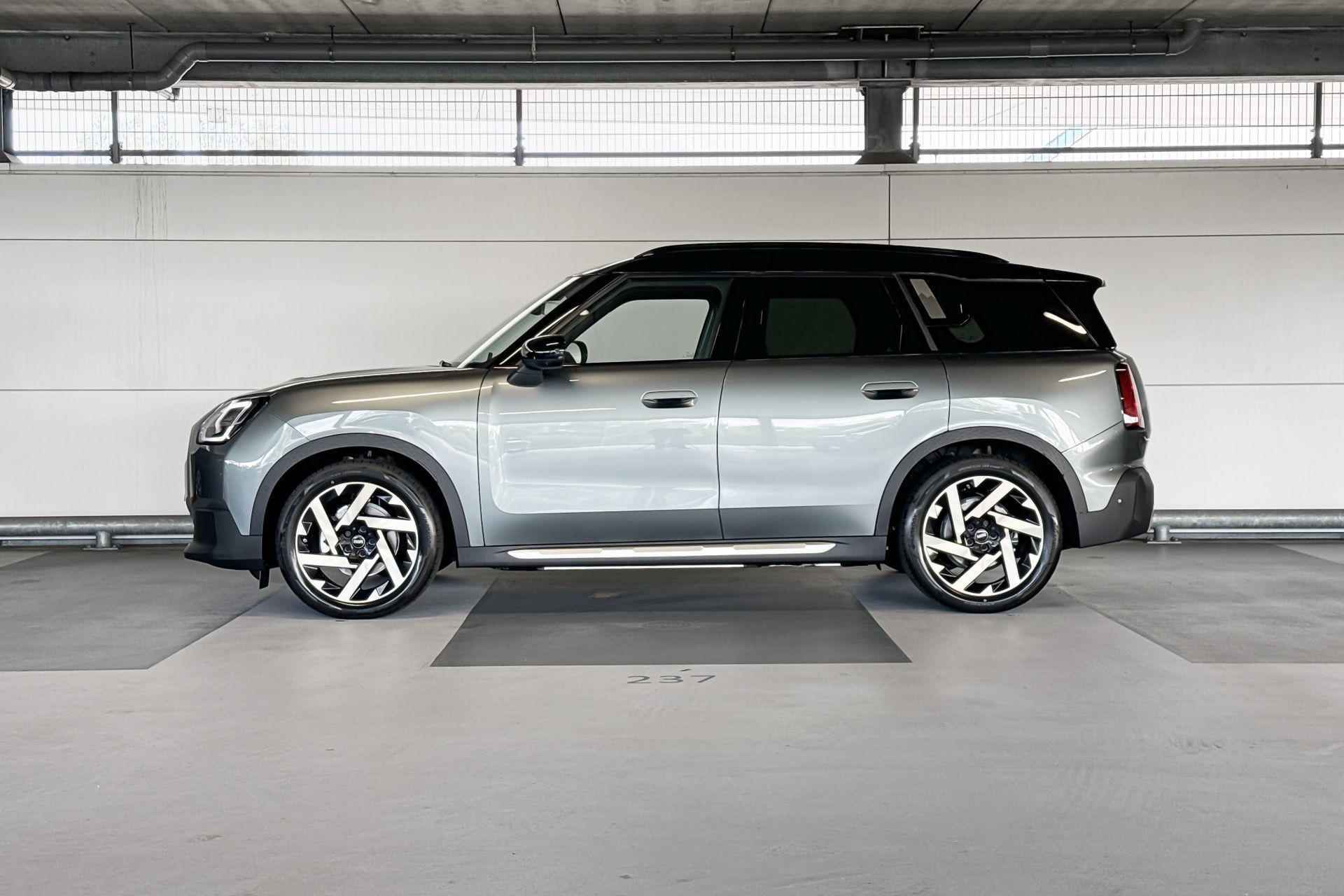 MINI Countryman Electric E Favoured 66.5 kWh | Pakket L | Dak en spiegelkappen in Jetblack - 2/23