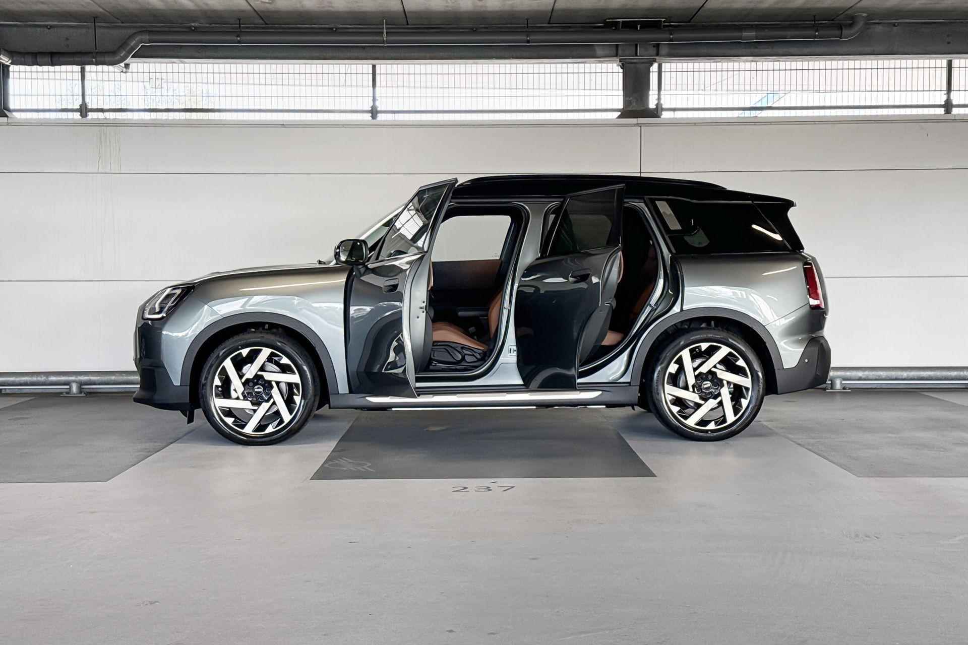 MINI Countryman Electric E Favoured 66.5 kWh | Pakket L | Dak en spiegelkappen in Jetblack - 3/23