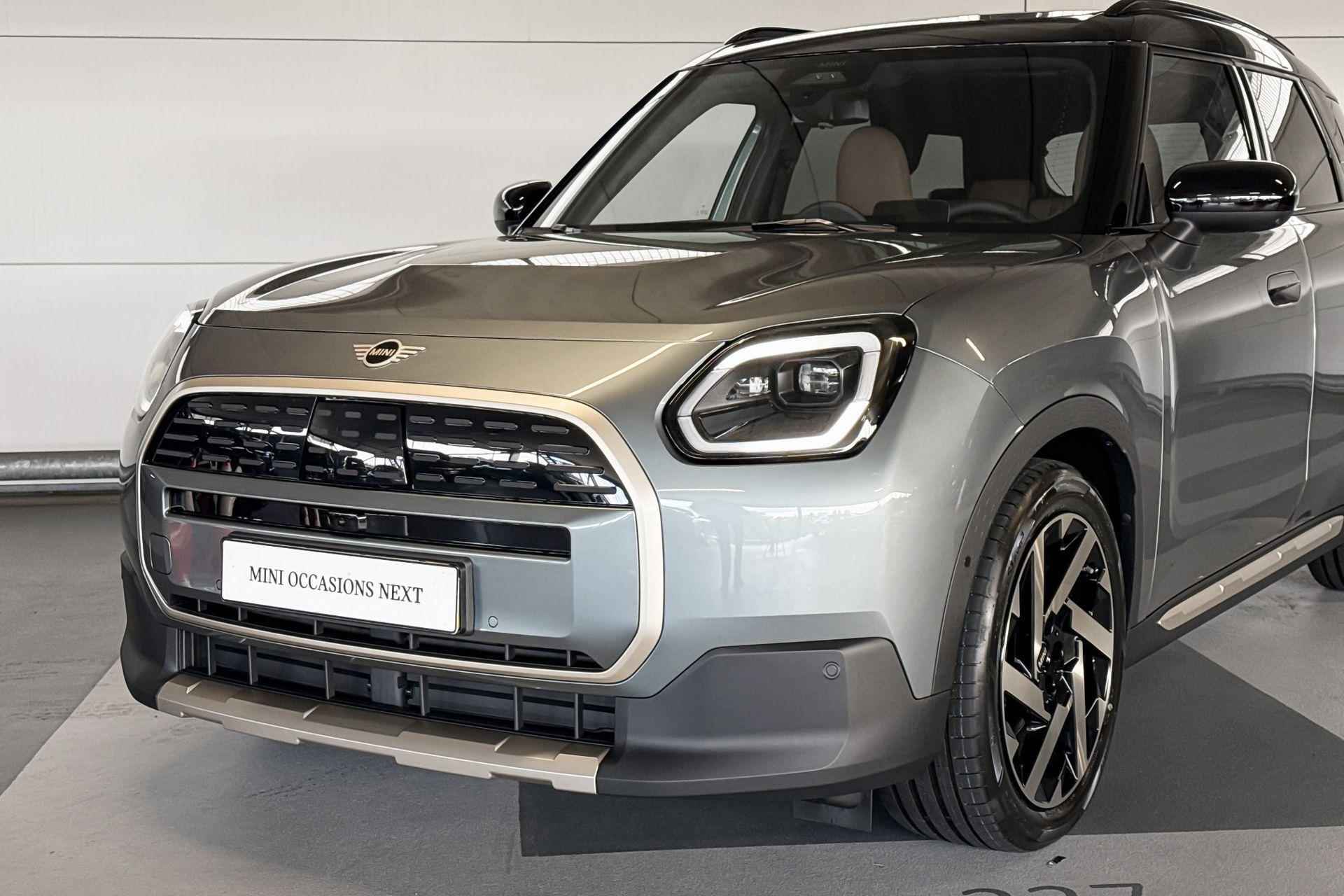 MINI Countryman Electric E Favoured 66.5 kWh | Pakket L | Dak en spiegelkappen in Jetblack - 22/23