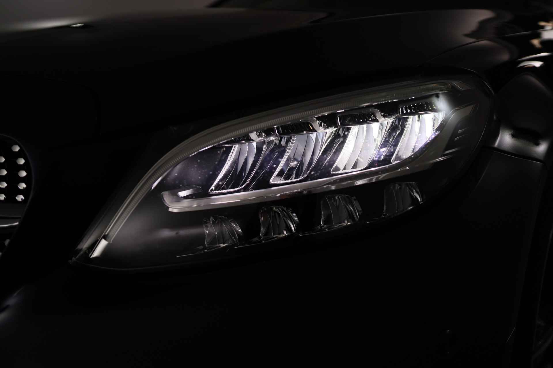 Mercedes-Benz C-Klasse 180 Premium Pack | AMG Line | Sportstoelen | LED | Camera | Stoelverwarming | Leder | Navi | Clima | Cruise | 18'' Lichtmetalen - 15/50