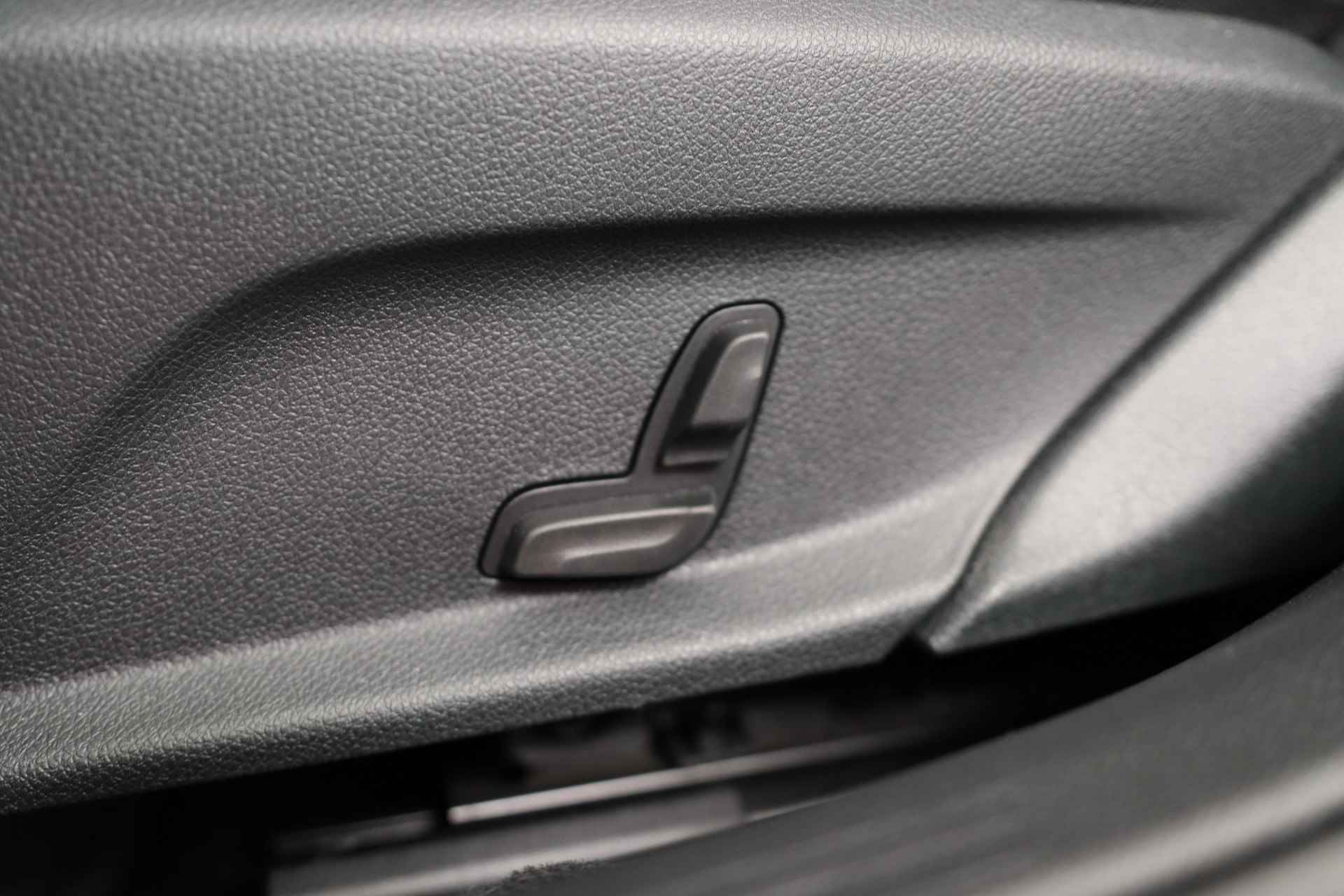 Mercedes-Benz C-Klasse 180 Premium Pack | AMG Line | Sportstoelen | LED | Camera | Stoelverwarming | Leder | Navi | Clima | Cruise | 18'' Lichtmetalen - 22/50