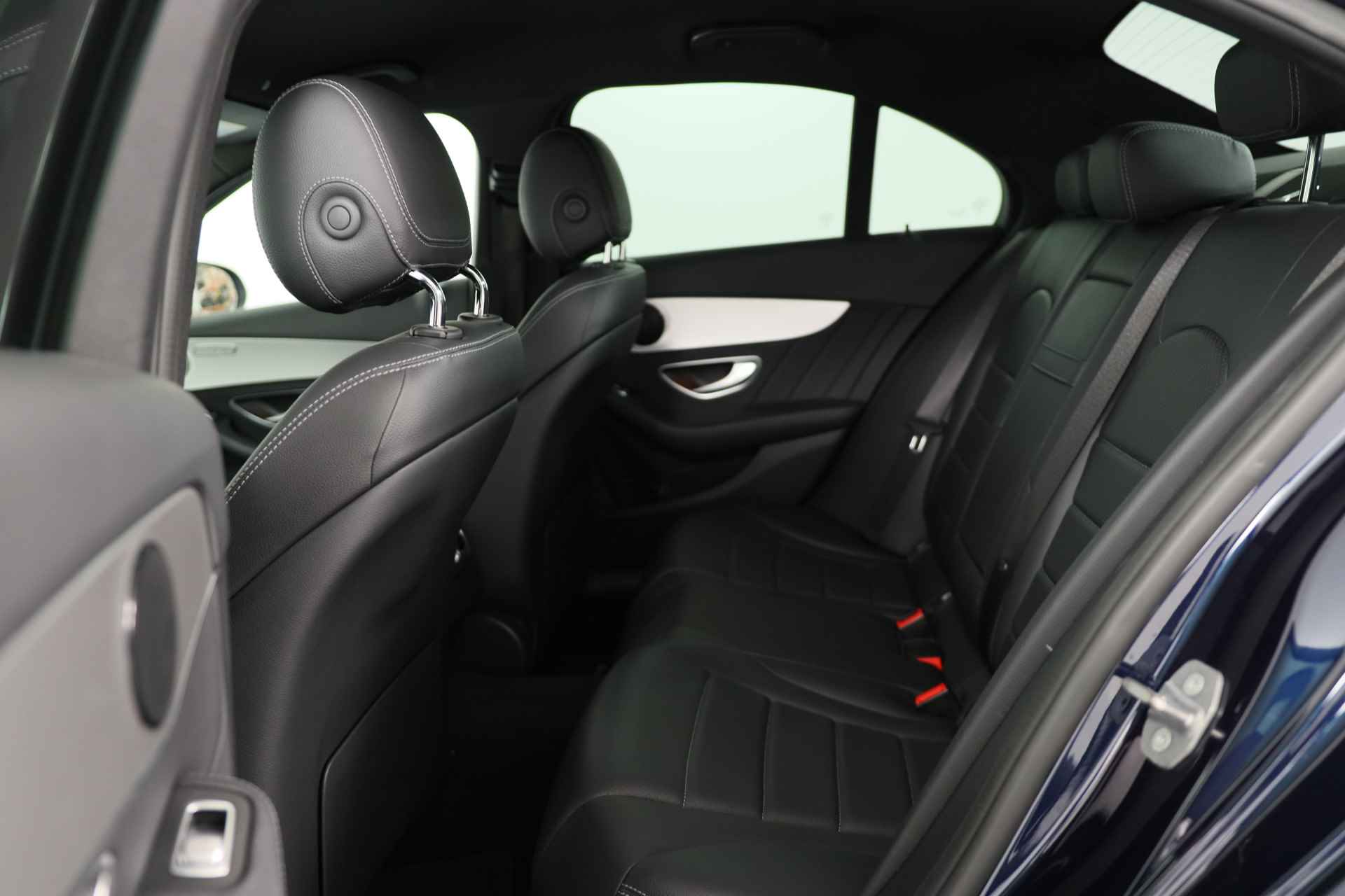 Mercedes-Benz C-Klasse 180 Premium Pack | AMG Line | Sportstoelen | LED | Camera | Stoelverwarming | Leder | Navi | Clima | Cruise | 18'' Lichtmetalen - 29/50