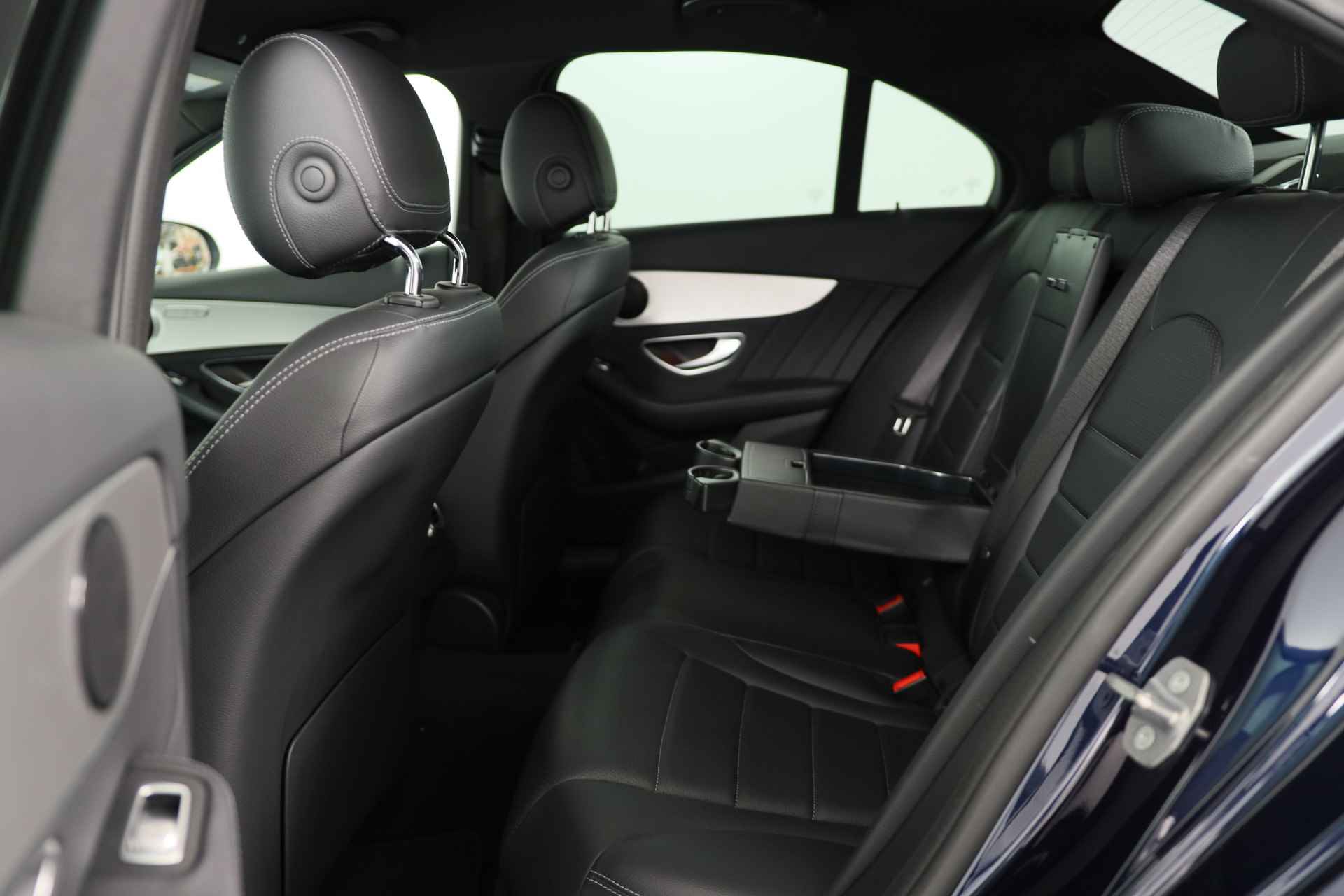 Mercedes-Benz C-Klasse 180 Premium Pack | AMG Line | Sportstoelen | LED | Camera | Stoelverwarming | Leder | Navi | Clima | Cruise | 18'' Lichtmetalen - 30/50