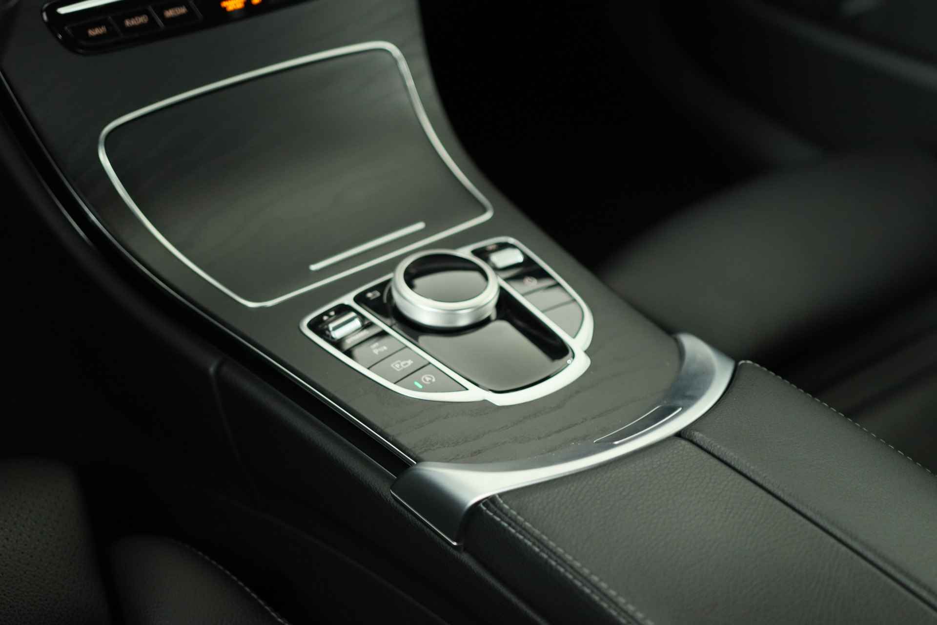 Mercedes-Benz C-Klasse 180 Premium Pack | AMG Line | Sportstoelen | LED | Camera | Stoelverwarming | Leder | Navi | Clima | Cruise | 18'' Lichtmetalen - 33/50