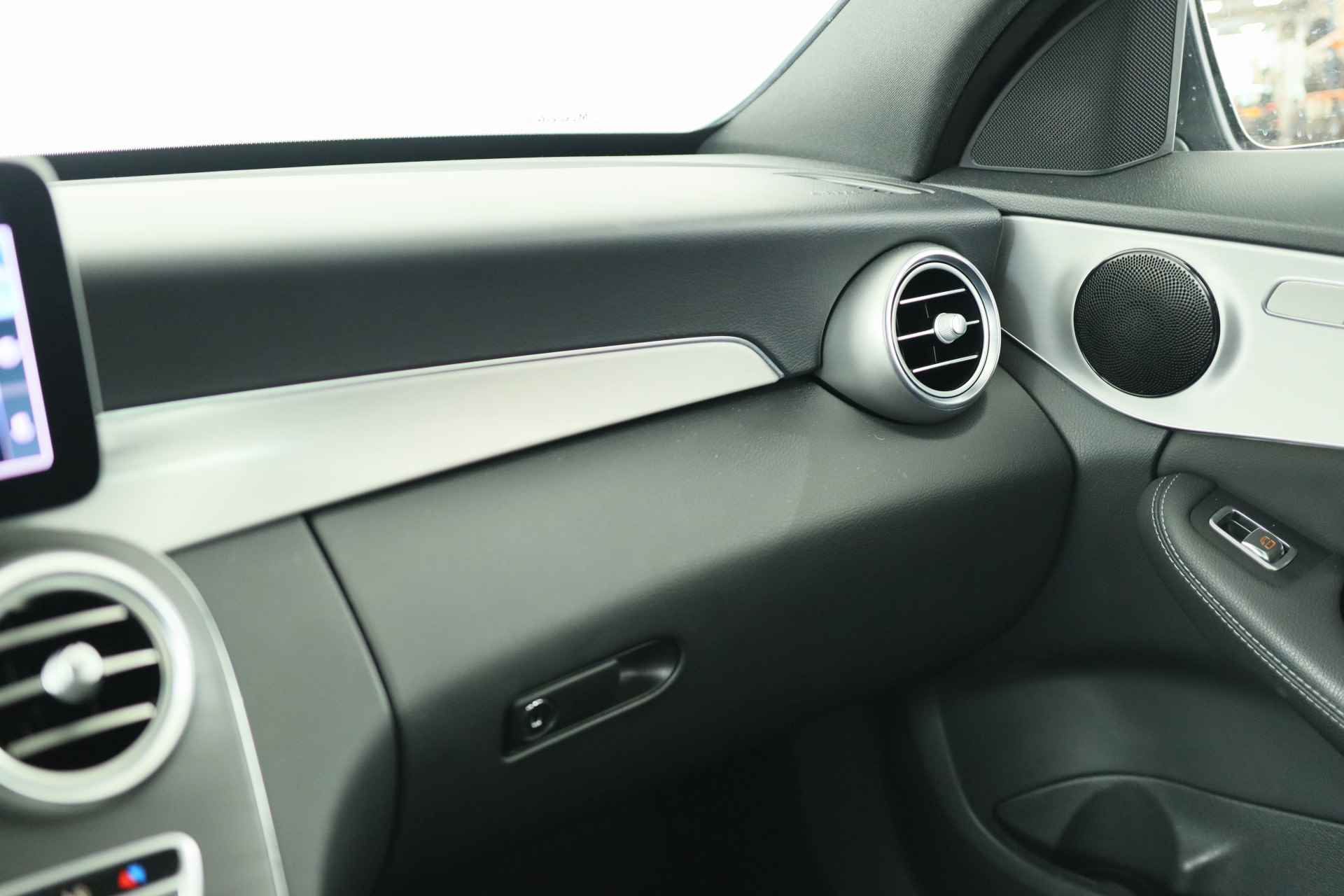 Mercedes-Benz C-Klasse 180 Premium Pack | AMG Line | Sportstoelen | LED | Camera | Stoelverwarming | Leder | Navi | Clima | Cruise | 18'' Lichtmetalen - 48/50