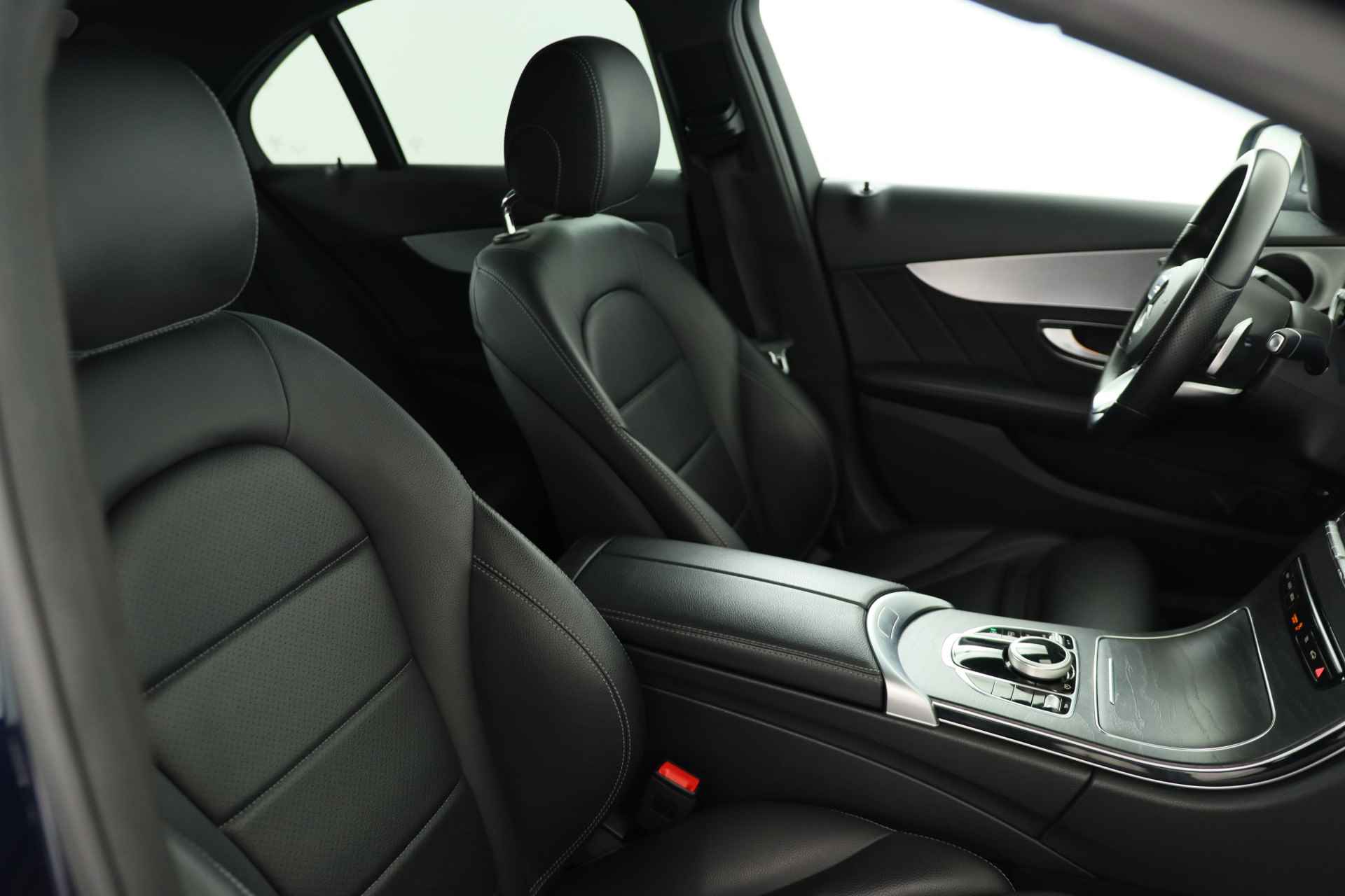 Mercedes-Benz C-Klasse 180 Premium Pack | AMG Line | Sportstoelen | LED | Camera | Stoelverwarming | Leder | Navi | Clima | Cruise | 18'' Lichtmetalen - 50/50