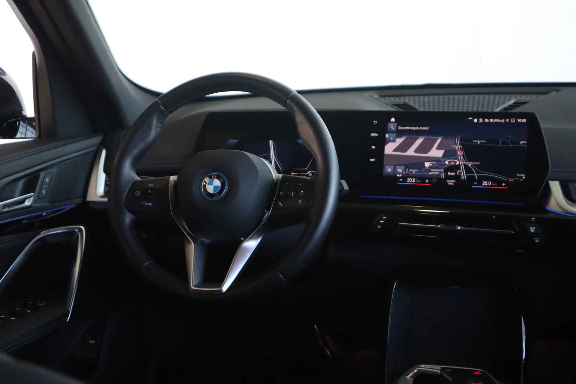 BMW iX1 xDrive30 | Sensatec Dashboard | M Hoogglans Shadow Line | Elektr. Trekhaak - 8/21