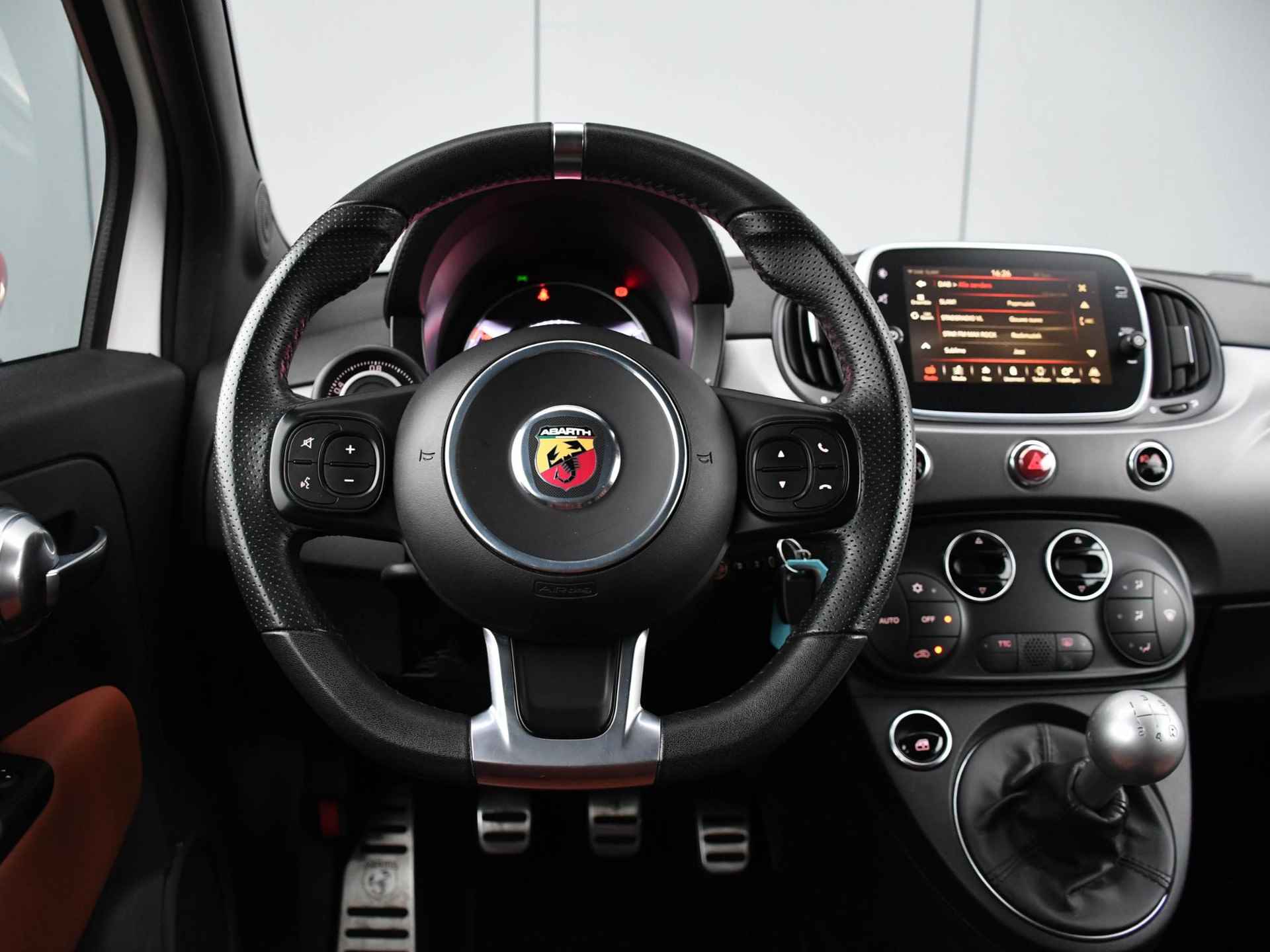 Fiat 500 Abarth 595 Turismo 1.4 T-Jet 165pk COGNAC LEDER | PDC ACHTER | NAVI | APPLE-CARPLAY | DAB | 17'' MAK VELGEN - 13/28