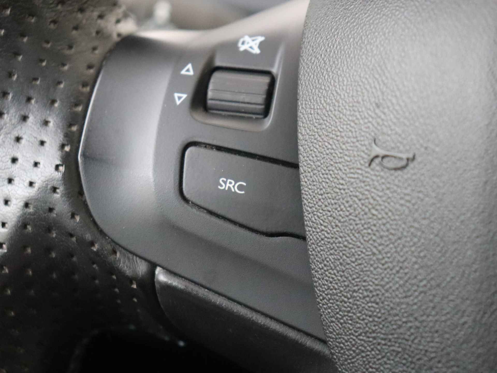 Peugeot 2008 1.2 PureTech Allure 110 pk Automaat | Navigatie | Panorama dak | Climate Control - 21/31