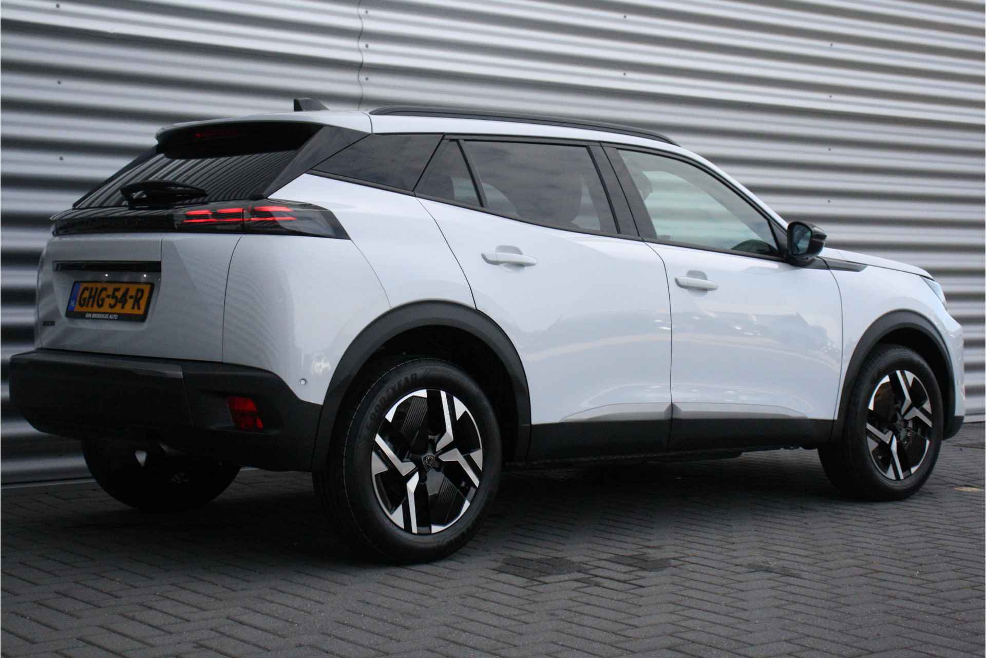 Peugeot 2008 1.2 PURETECH 100PK ALLURE / NAVI / LEDER / CLIMA / LED / PDC / 17" LMV / CAMERA / KEYLESS / WINTERPAKKET / DIRECT LEVERBAAR / €2 - 7/40