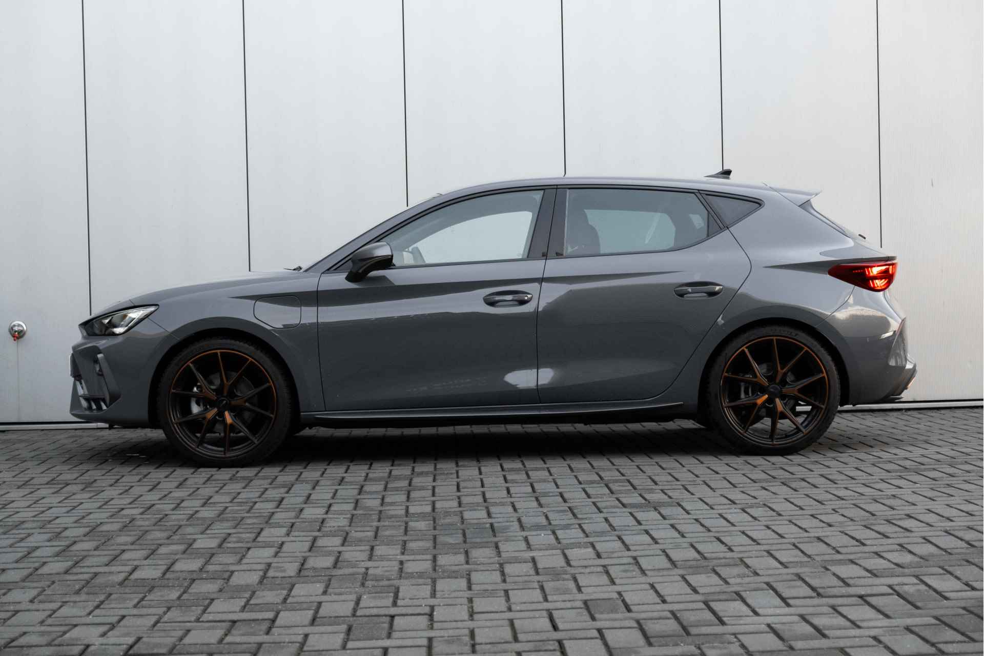 CUPRA Leon Essential | CUPRA Soundsystem | Copper Ambient Light | 19 inch LM | Privacy glas | Verwarmbare stoelen | Travel Assist - 6/56