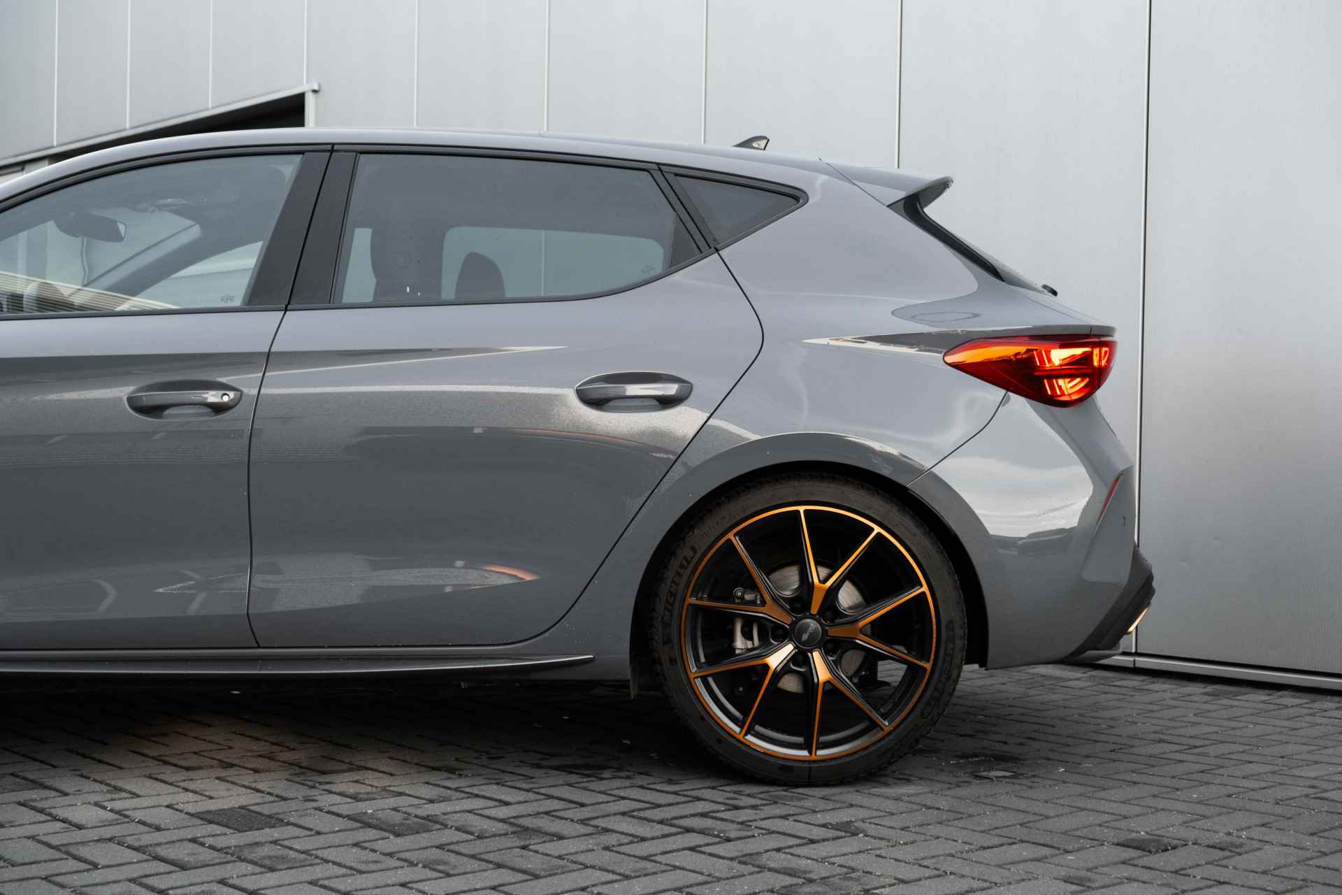 CUPRA Leon Essential | CUPRA Soundsystem | Copper Ambient Light | 19 inch LM | Privacy glas | Verwarmbare stoelen | Travel Assist - 22/56