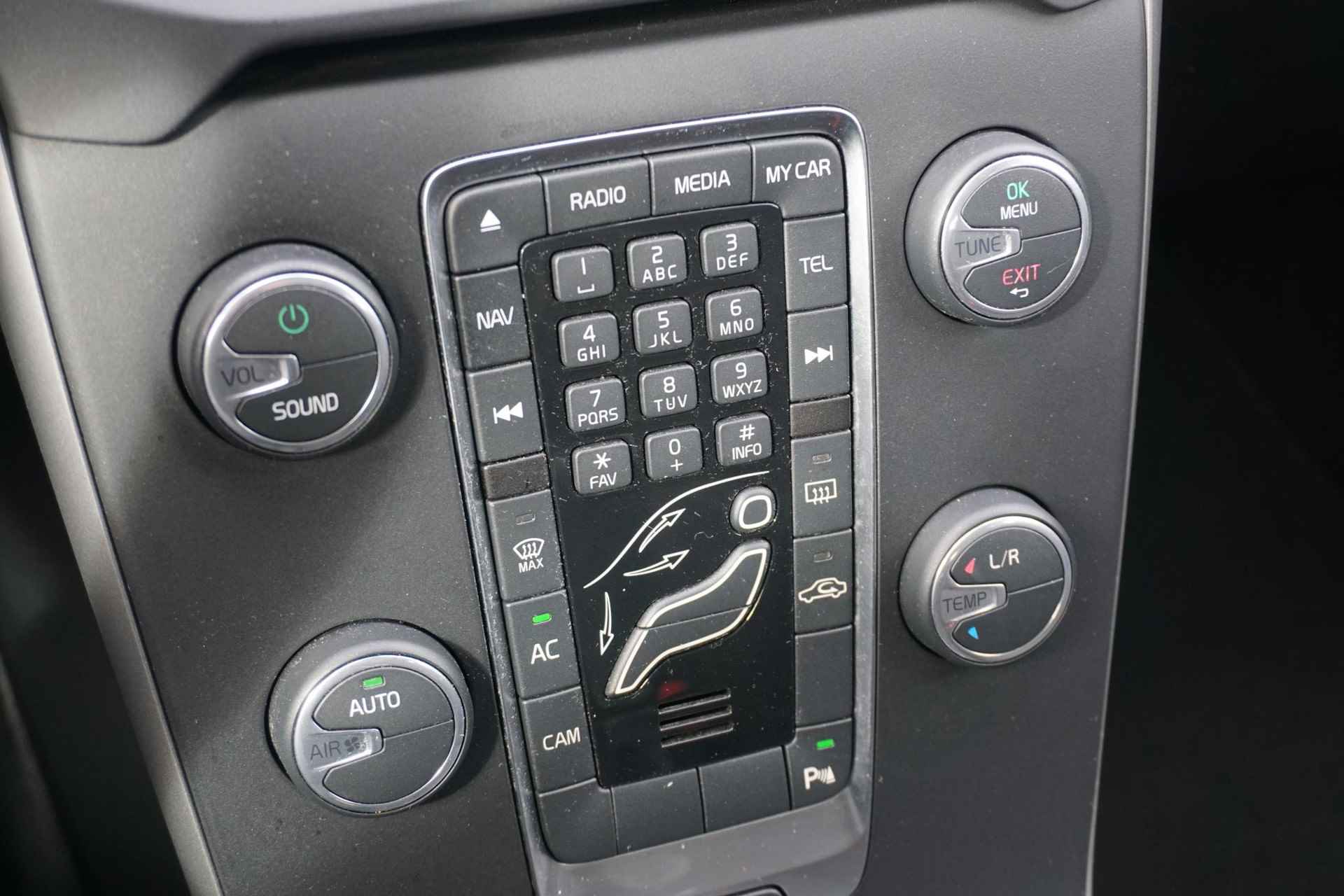 Volvo V40 Cross Country 1.6 T4 Kinetic 180PK | Panorama dak | Trekhaak | Camera | Cruise control | Climate control | parkeersensoren achter | - 23/29