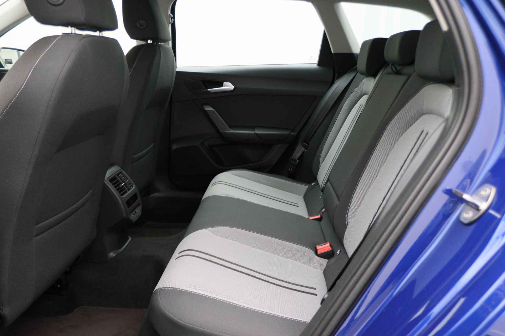 SEAT Leon Sportstourer 1.5 TSI Style Business Intense Apple Carplay, Lane Assist, Navigatie, Camera, LED, DAB - 12/45