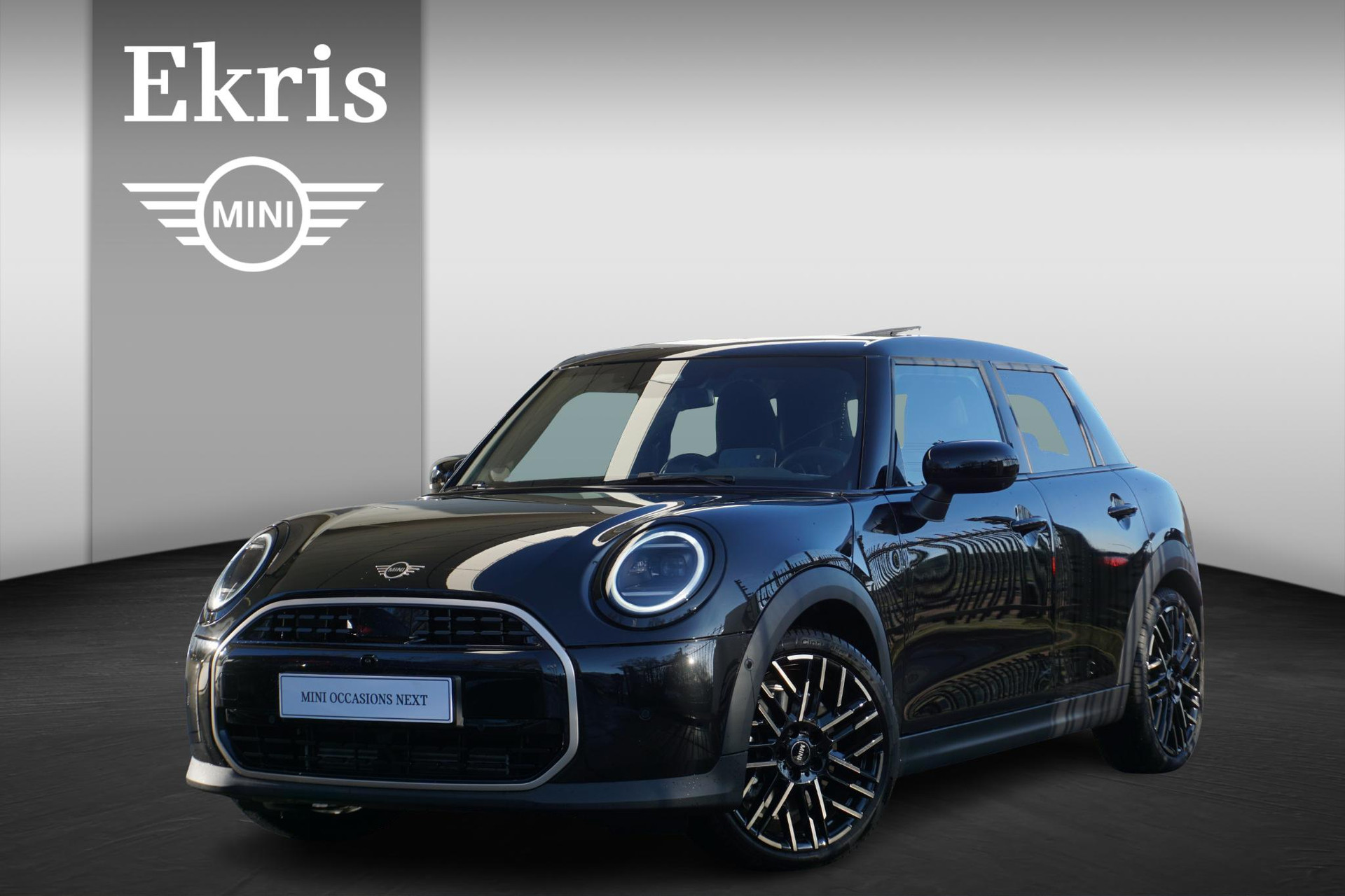 MINI 5-deurs Cooper C Favoured Trim | Pakket L | 18 inch Night Flash Spoke 2-tone | Glazen panoramadak | John Cooper Works Sport stoel