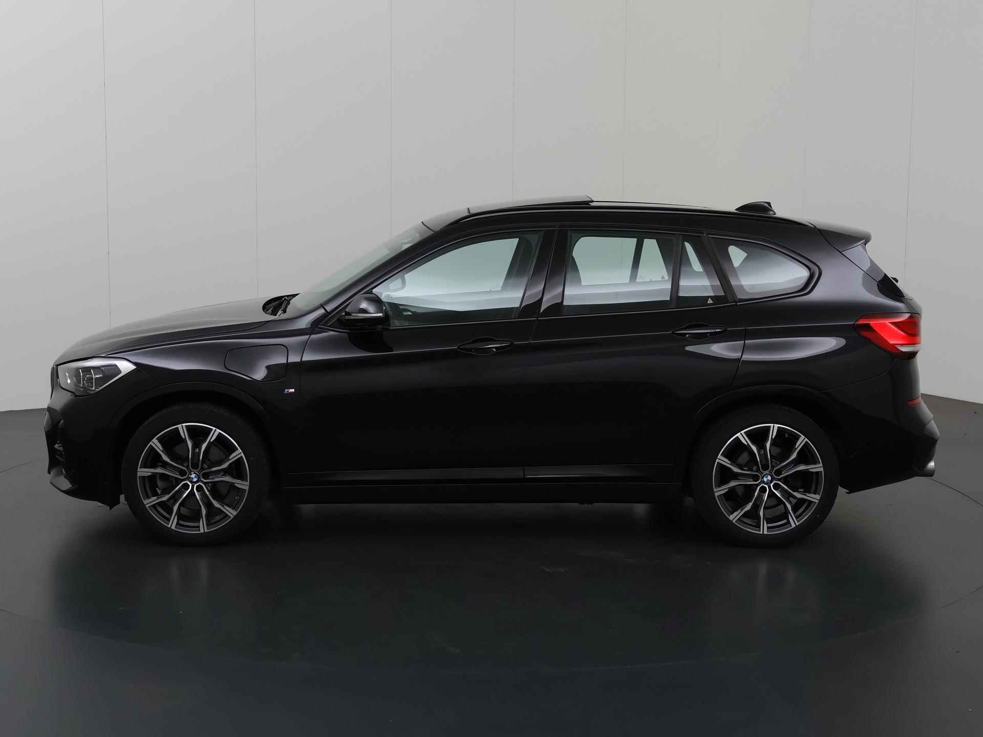 BMW X1 xDrive25e eDrive Edition | M-Sport | Panoramadak | Sportstoelen | Camera | HUD | Lederen Interieur | Groot Navigatie | Standkachel | DAB | Stoelverwarming | NL Auto | - 6/46