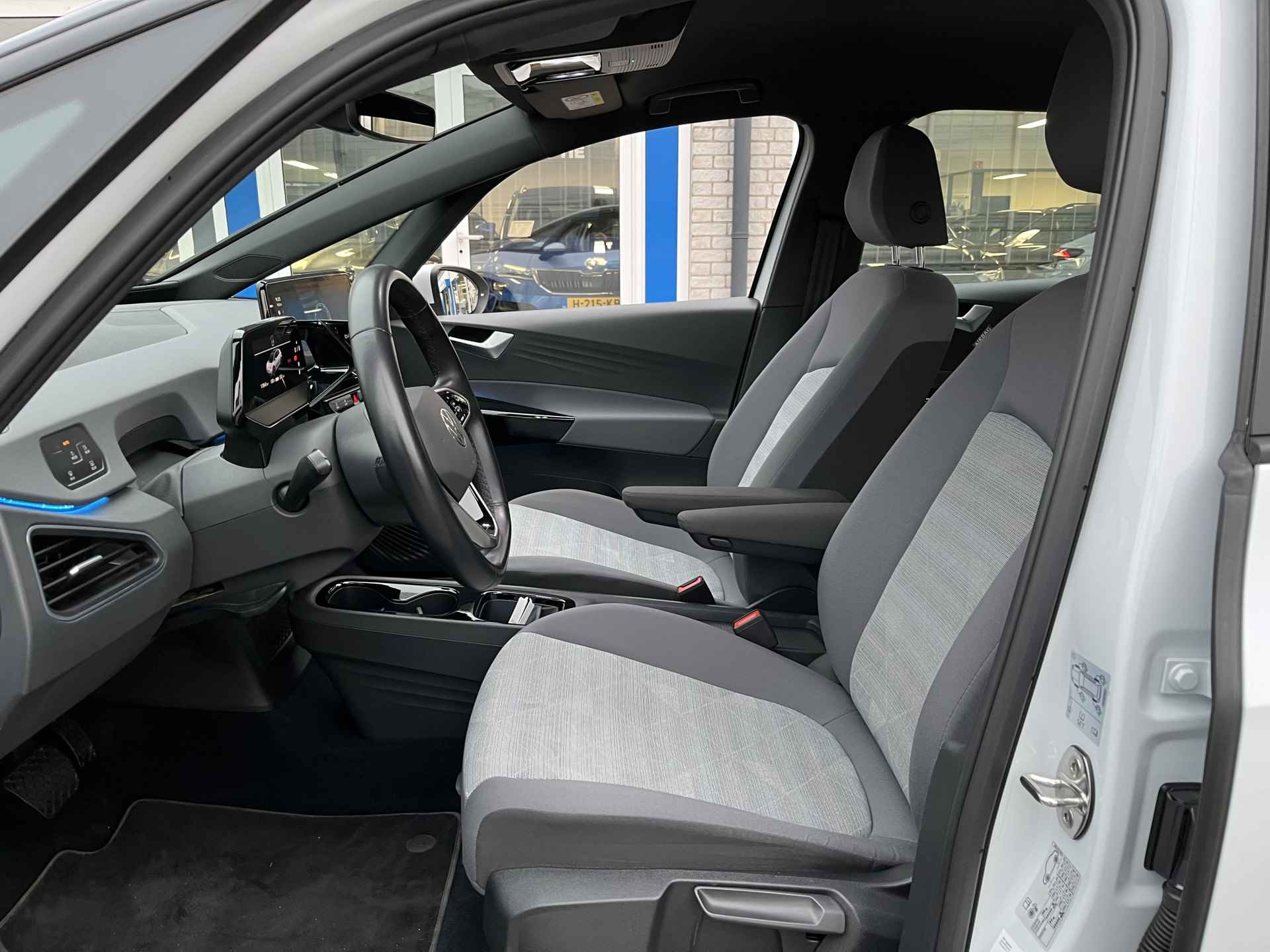 Volkswagen ID.3 Pro 58 kWh / SUBSIDIE/ WARMTEPOMP/ PARK SENSOREN/ LED/ STOEL EN STUUR VERWARM./ ADAPT. CRUISE/ APP CONNECT/ NAVI/ CLIMA/ DAB/ 19" LMV/ - 8/42