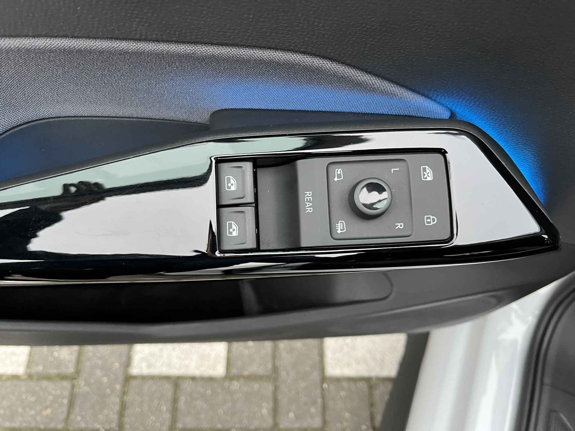 Volkswagen ID.3 Pro 58 kWh / SUBSIDIE/ WARMTEPOMP/ PARK SENSOREN/ LED/ STOEL EN STUUR VERWARM./ ADAPT. CRUISE/ APP CONNECT/ NAVI/ CLIMA/ DAB/ 19" LMV/ - 10/42