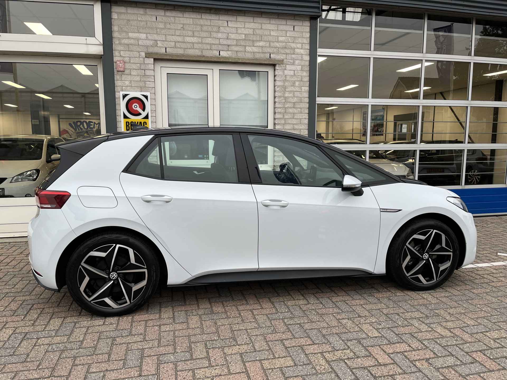 Volkswagen ID.3 Pro 58 kWh / SUBSIDIE/ WARMTEPOMP/ PARK SENSOREN/ LED/ STOEL EN STUUR VERWARM./ ADAPT. CRUISE/ APP CONNECT/ NAVI/ CLIMA/ DAB/ 19" LMV/ - 38/42