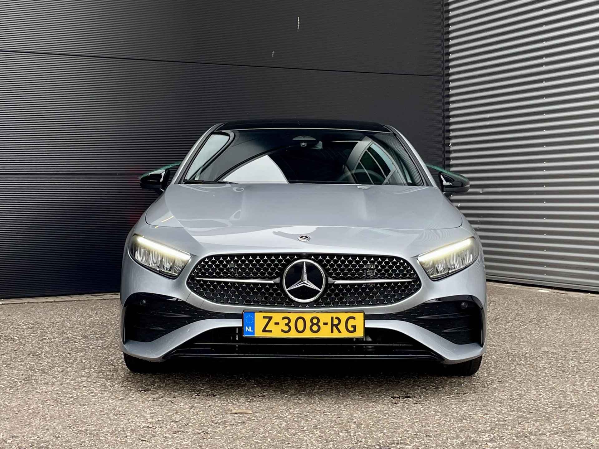 Mercedes-Benz A 180 AMG Line | Panoramadak | Night Pakket | Sfeerverlichting | Stoelverwarming | Parkeersensoren | Achteruitrijcamera | Elektrisch Inklapbare Buitenspiegels | Showmodel - 2/19