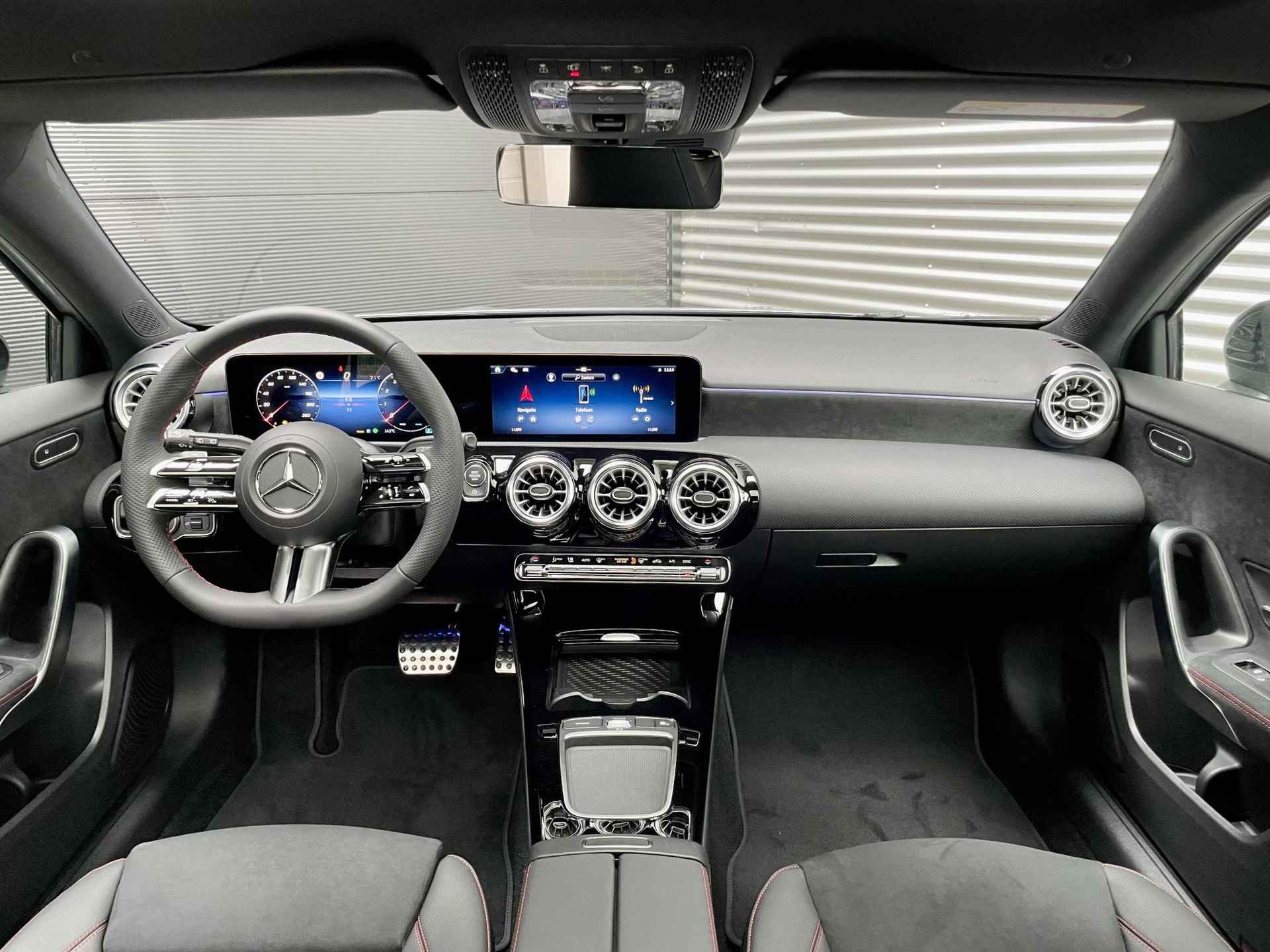 Mercedes-Benz A 180 AMG Line | Panoramadak | Night Pakket | Sfeerverlichting | Stoelverwarming | Parkeersensoren | Achteruitrijcamera | Elektrisch Inklapbare Buitenspiegels | Showmodel - 7/19