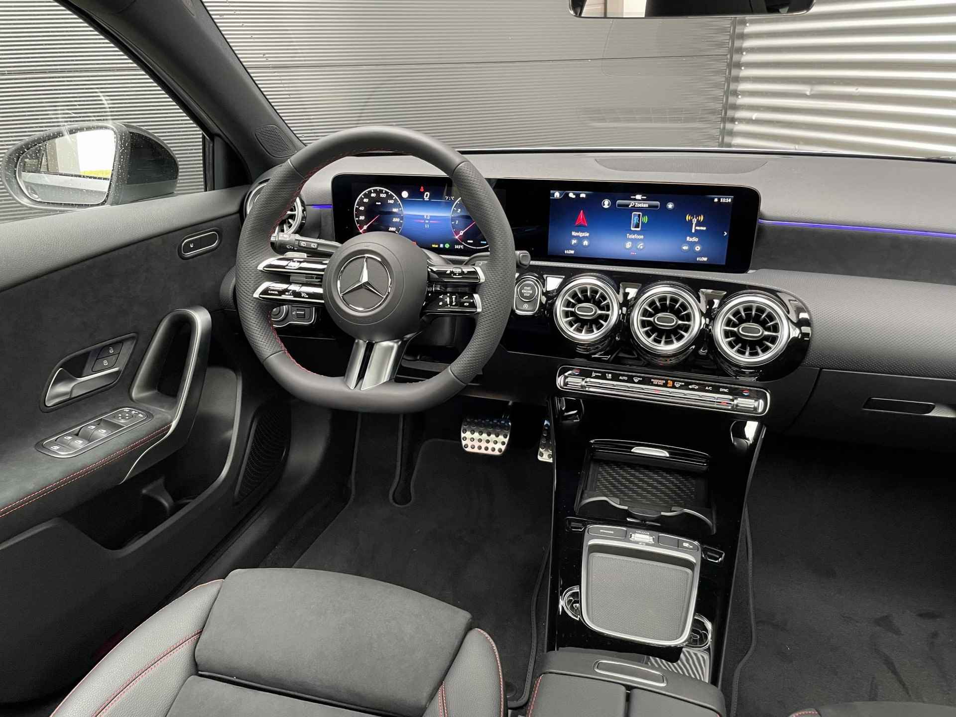 Mercedes-Benz A 180 AMG Line | Panoramadak | Night Pakket | Sfeerverlichting | Stoelverwarming | Parkeersensoren | Achteruitrijcamera | Elektrisch Inklapbare Buitenspiegels | Showmodel - 8/19