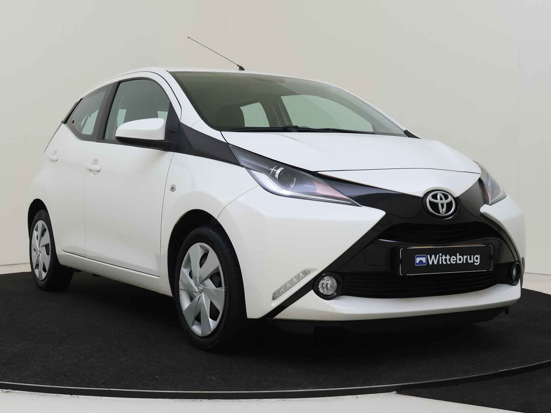 Toyota Aygo 1.0 VVT-i x-play | Airconditioning | Trekhaak | Camera - 4/31