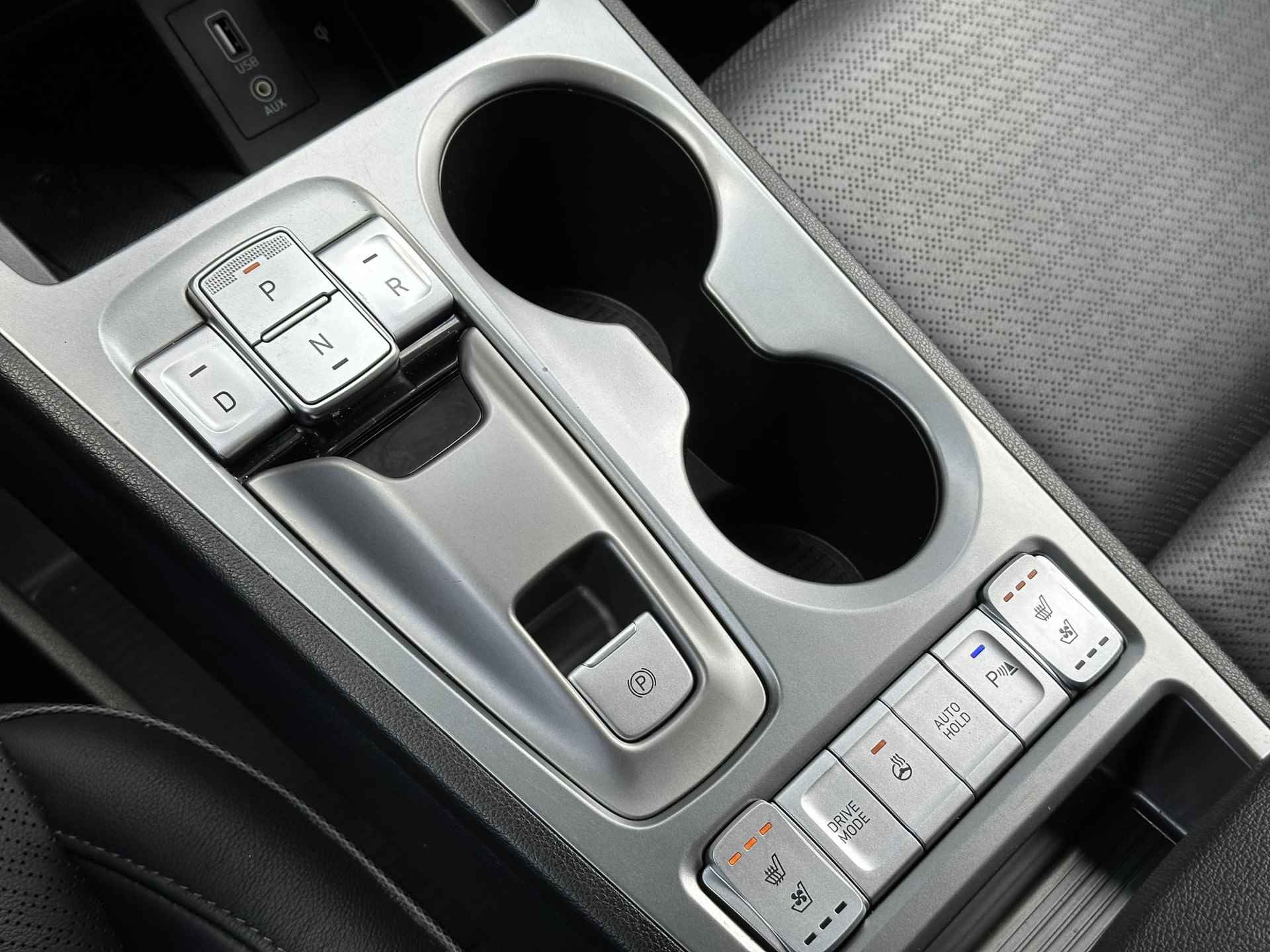 Hyundai Kona EV Premium 64 kWh / Luxe auto / Stoel verwaming+verkoeling / Head-up display / Achteruitrij camera / Keyless / - 13/46