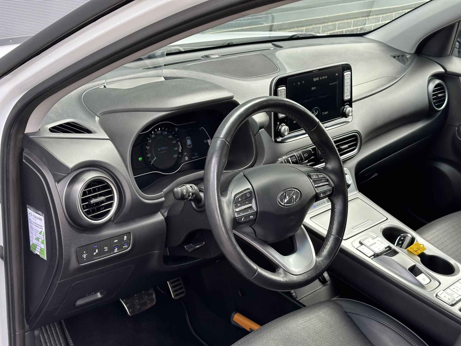 Hyundai Kona EV Premium 64 kWh / Luxe auto / Stoel verwaming+verkoeling / Head-up display / Achteruitrij camera / Keyless / - 18/46
