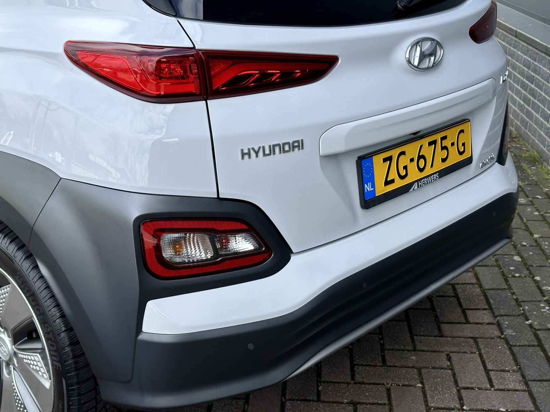 Hyundai Kona EV Premium 64 kWh / Luxe auto / Stoel verwaming+verkoeling / Head-up display / Achteruitrij camera / Keyless / - 29/46