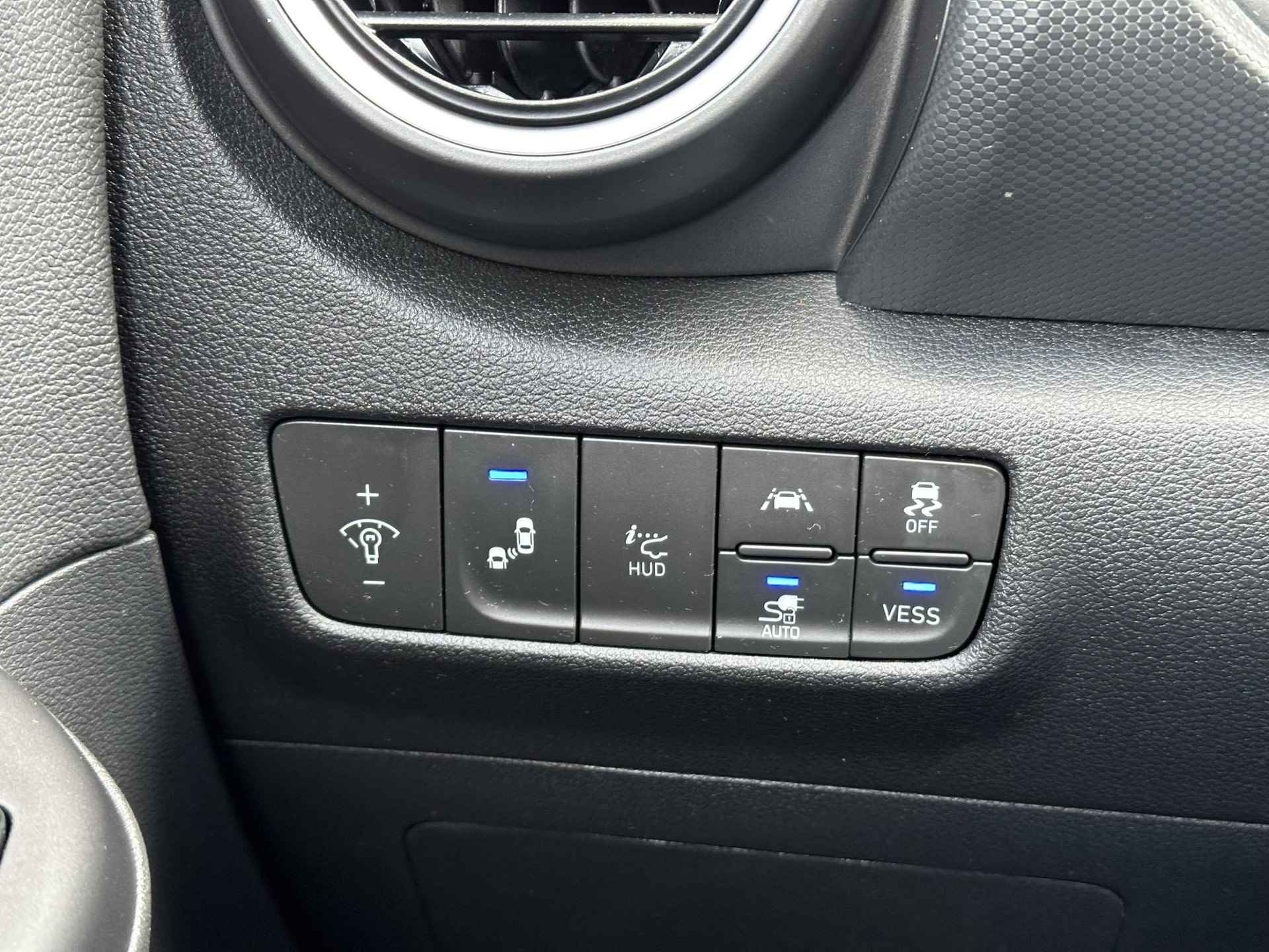 Hyundai Kona EV Premium 64 kWh / Luxe auto / Stoel verwaming+verkoeling / Head-up display / Achteruitrij camera / Keyless / - 31/46