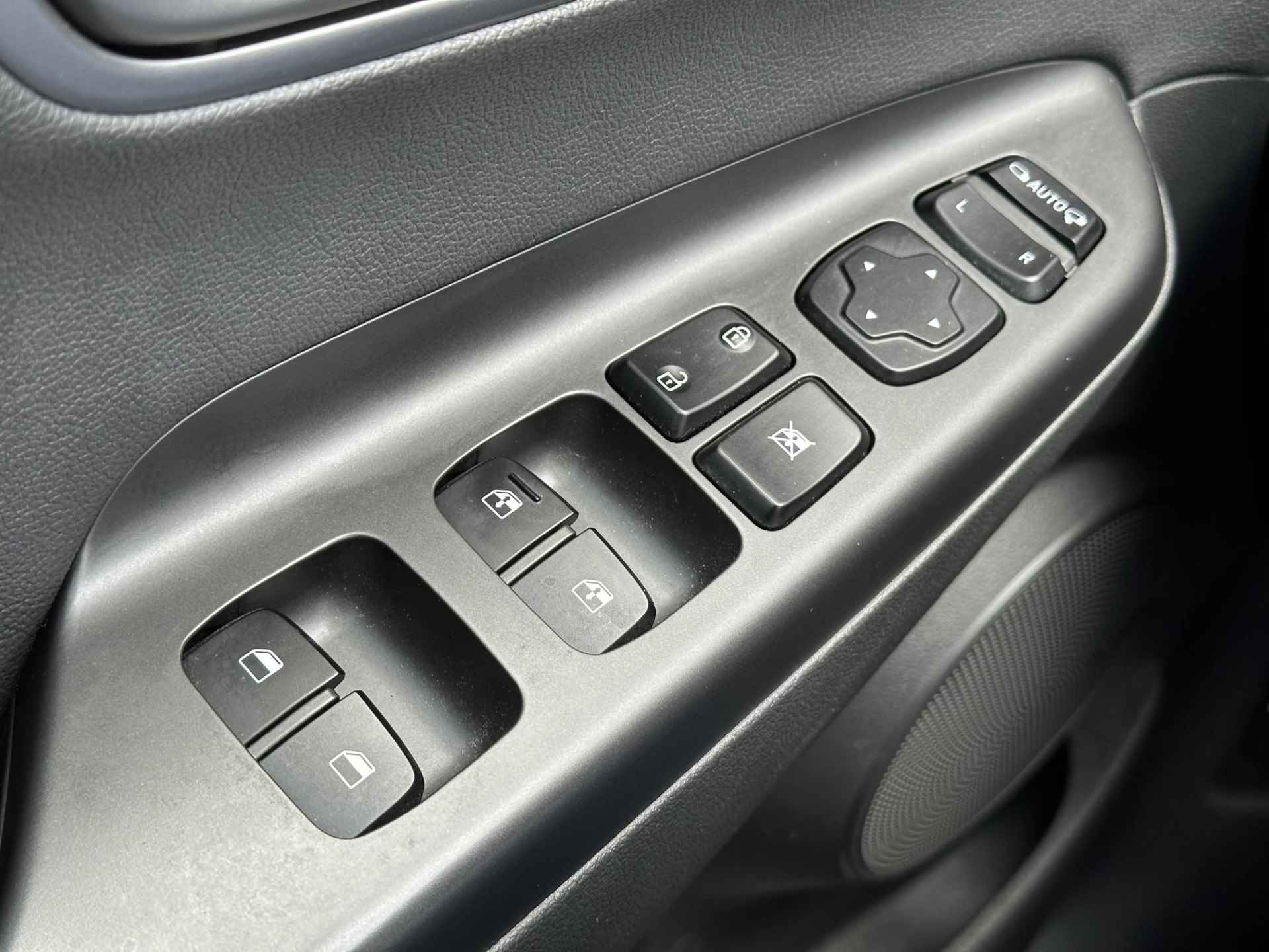 Hyundai Kona EV Premium 64 kWh / Luxe auto / Stoel verwaming+verkoeling / Head-up display / Achteruitrij camera / Keyless / - 32/46