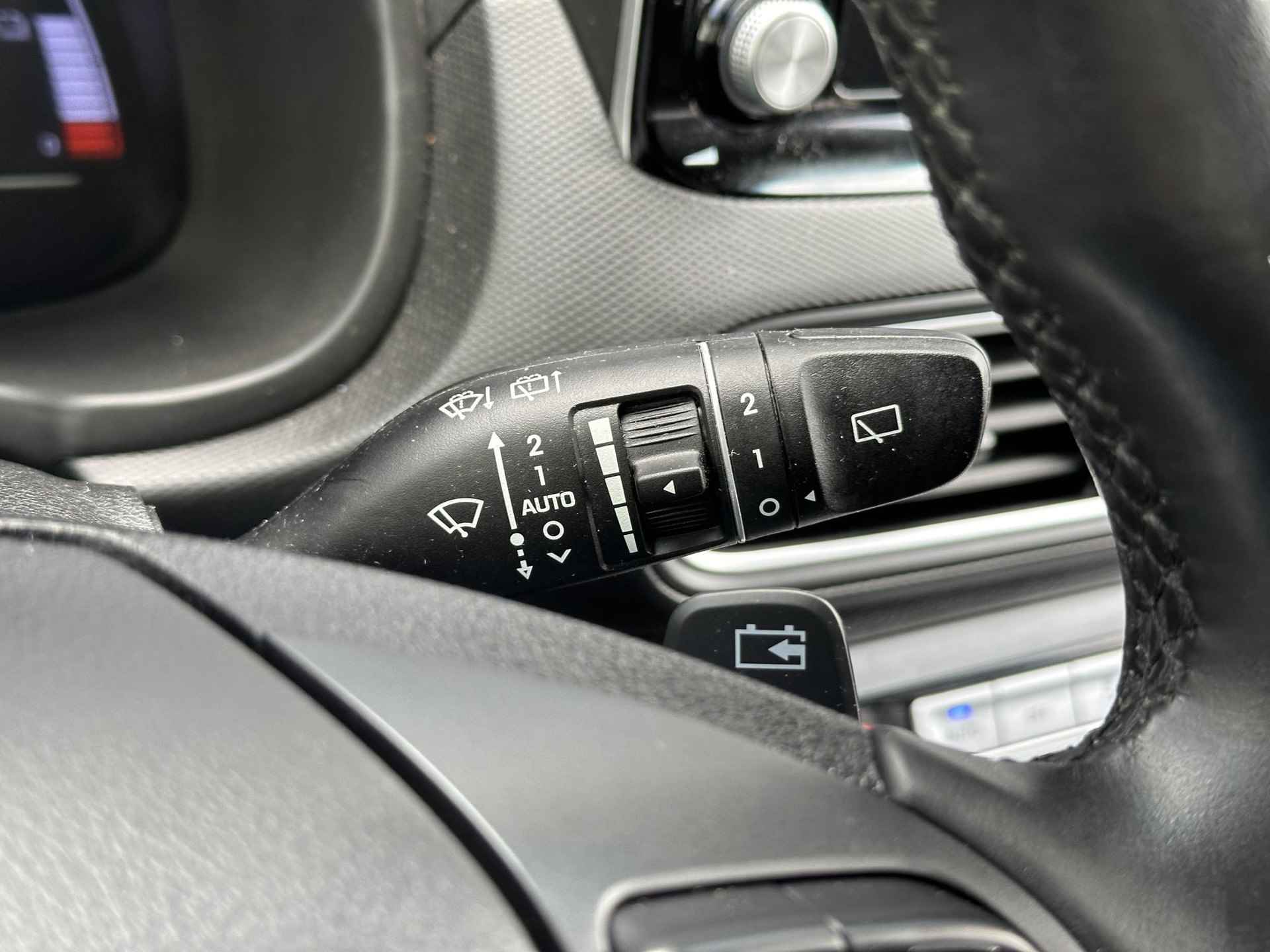 Hyundai Kona EV Premium 64 kWh / Luxe auto / Stoel verwaming+verkoeling / Head-up display / Achteruitrij camera / Keyless / - 33/46