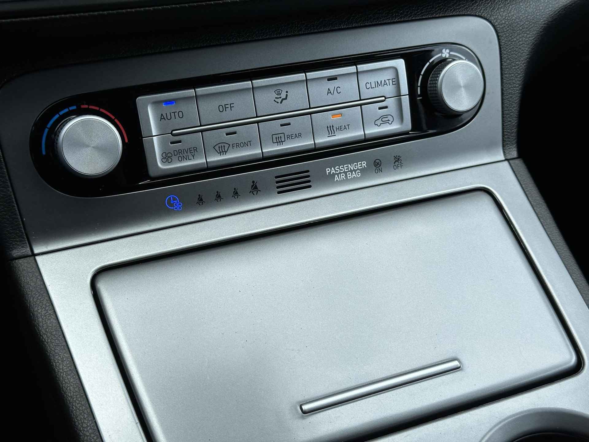 Hyundai Kona EV Premium 64 kWh / Luxe auto / Stoel verwaming+verkoeling / Head-up display / Achteruitrij camera / Keyless / - 34/46