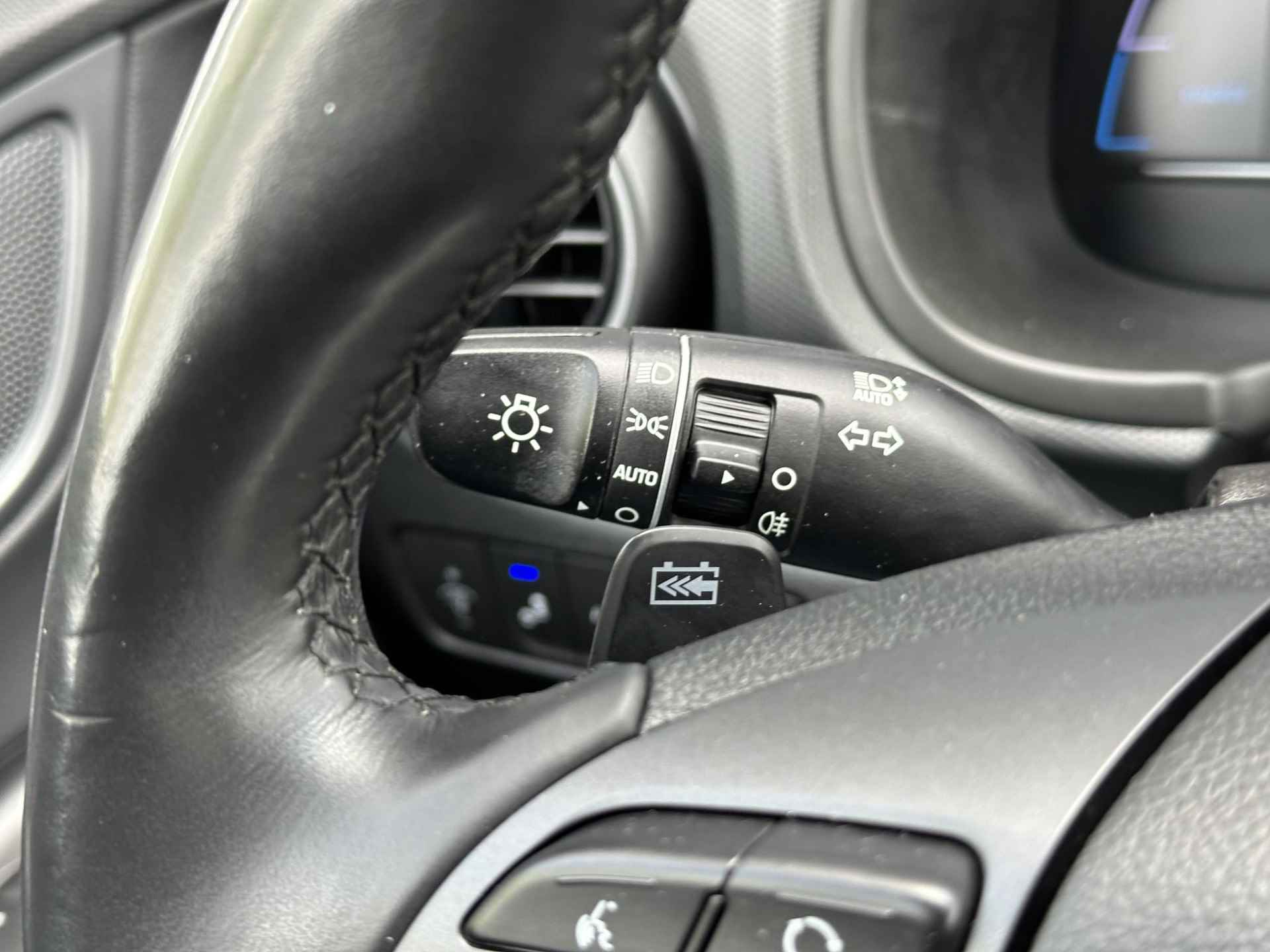 Hyundai Kona EV Premium 64 kWh / Luxe auto / Stoel verwaming+verkoeling / Head-up display / Achteruitrij camera / Keyless / - 36/46