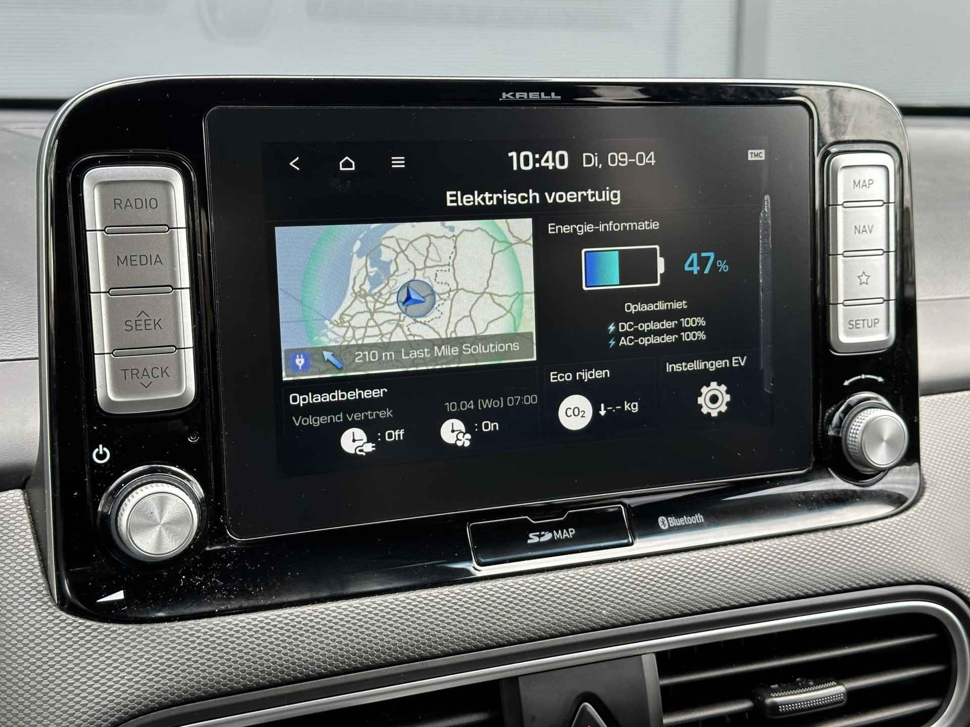 Hyundai Kona EV Premium 64 kWh / Luxe auto / Stoel verwaming+verkoeling / Head-up display / Achteruitrij camera / Keyless / - 42/46