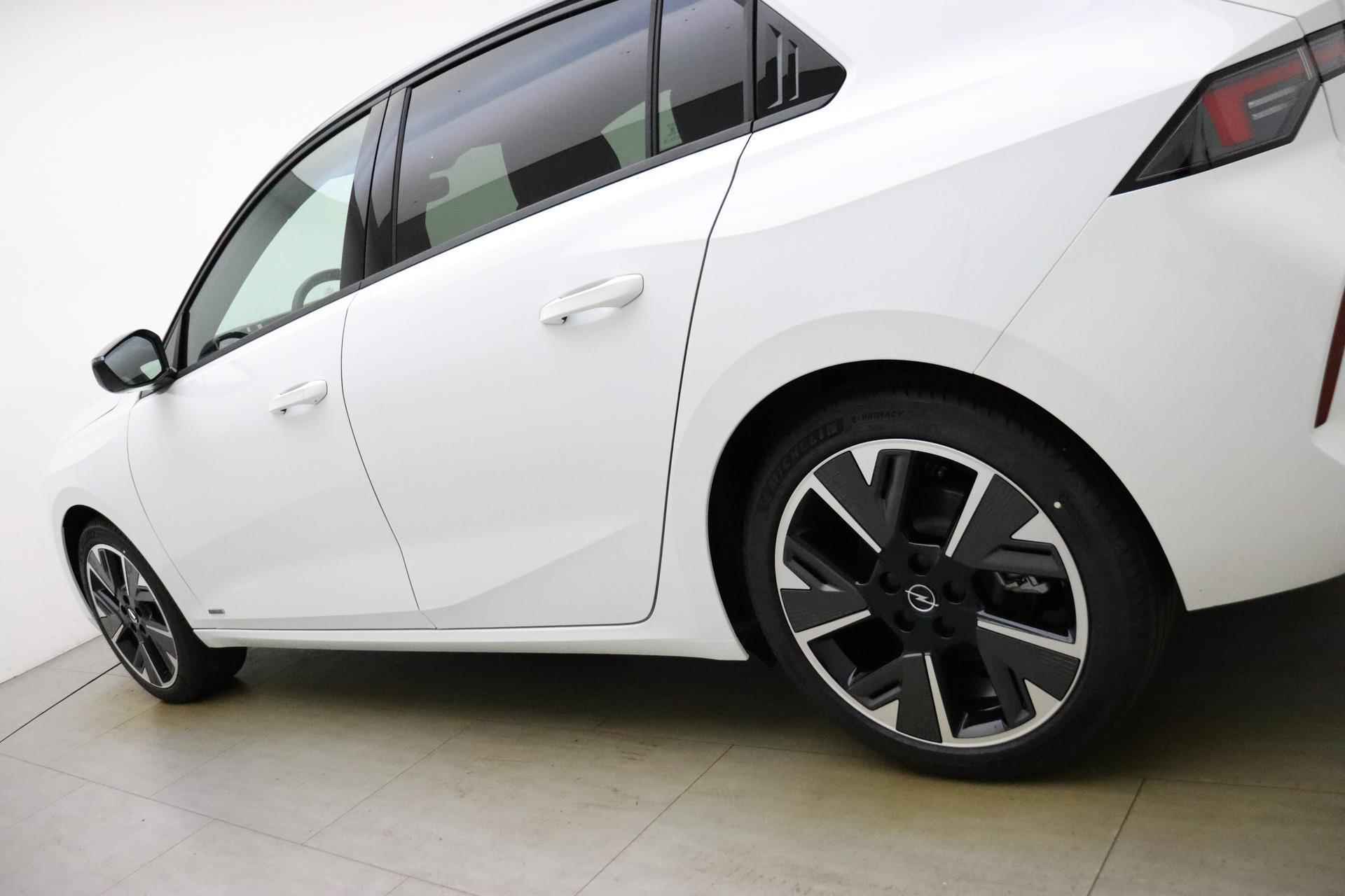 Opel Astra Electric Ultimate 54 kWh | Alcantara | Head Up Display | Panoramadak | Matrix verlichting | Winterpakket | 18" Lichtmetalen velgen | zeer compleet | Direct leverbaar! - 17/36