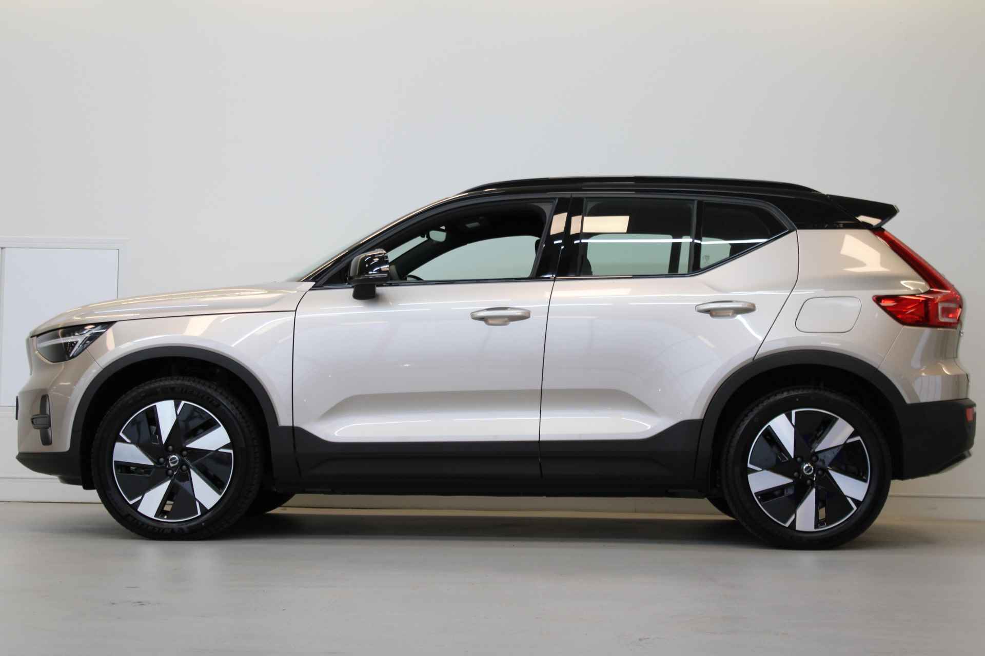 Volvo XC40 Extended Range 252PK Plus 82kWh | Keyless Entry | Trekhaak | Stoelverwarming | Navigatie - 2/50