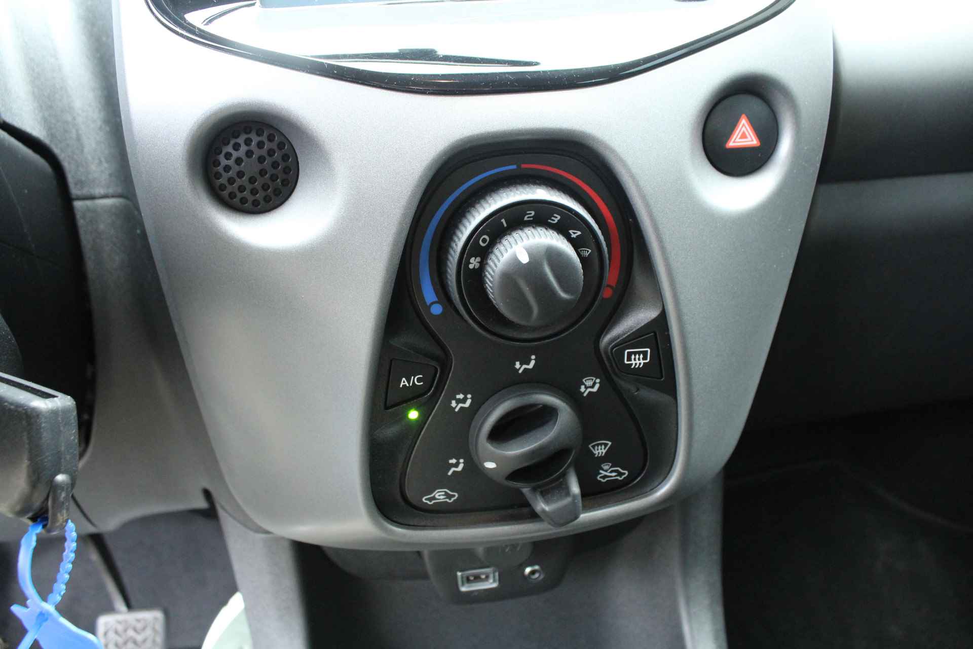 Toyota Aygo 1.0 VVT-i 73pk x-play limited NL-Auto NAP Airco Carplay El. Ramen CPV - 17/31