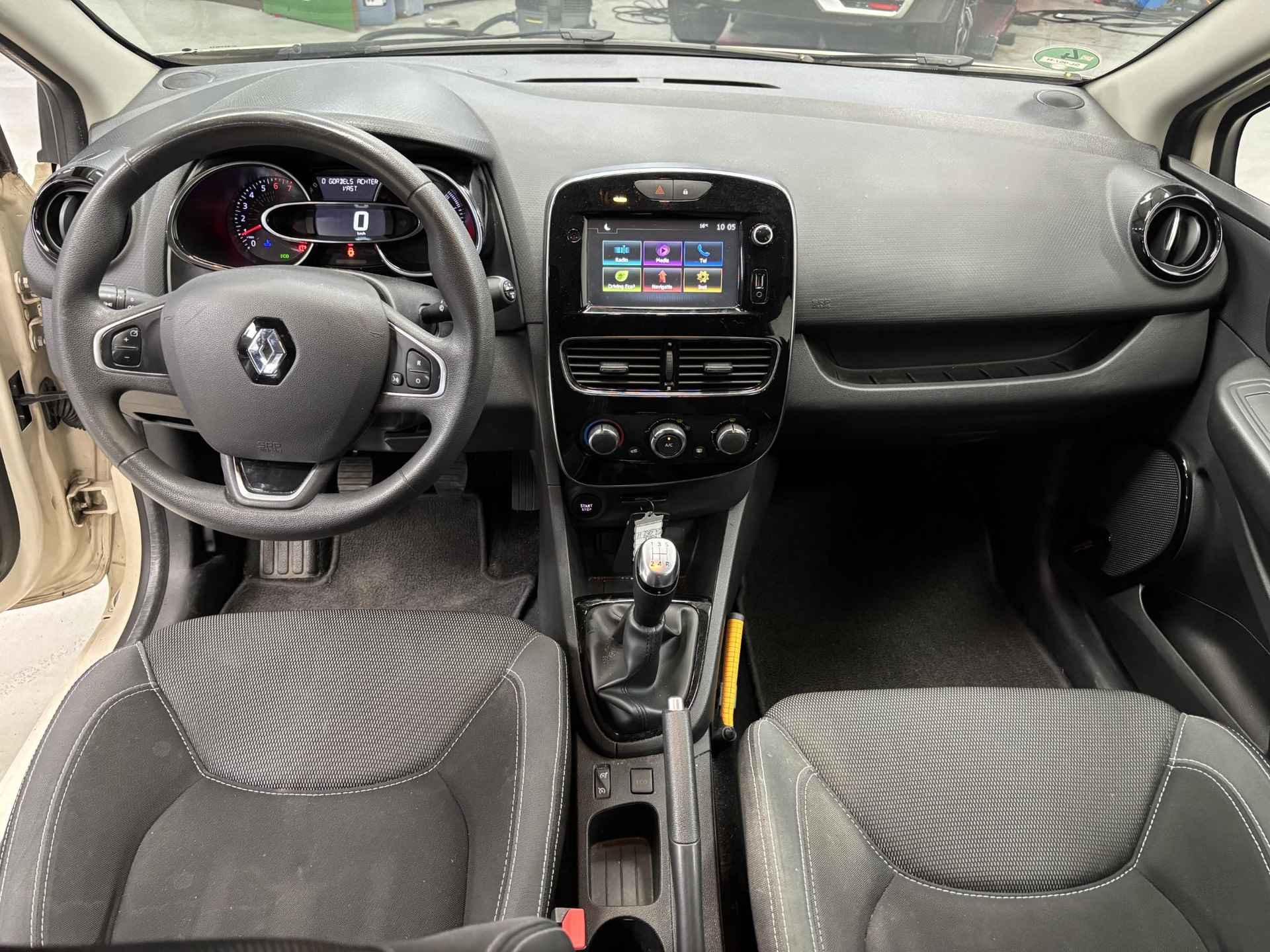 Renault Clio 0.9 TCe Zen / Airco / Navigatiesysteem full map / LED dagrijverlichting / DAB / Cruise control / Speciale kleur - 2/34