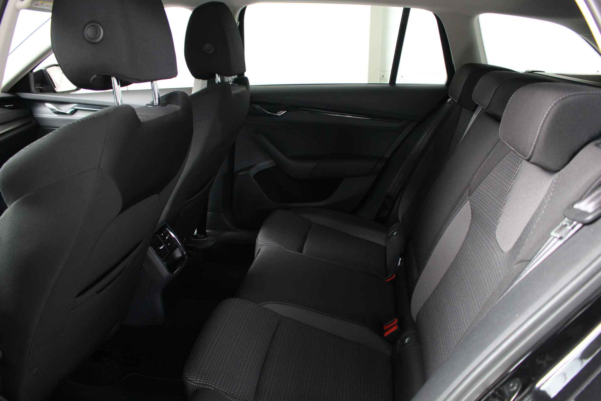 Škoda Octavia Combi 1.0 e-TSI MHEV Business Edition DSG Navigatie | lichtmetalen velgen | Parkeersensoren | El. achterklepbediening - 8/20