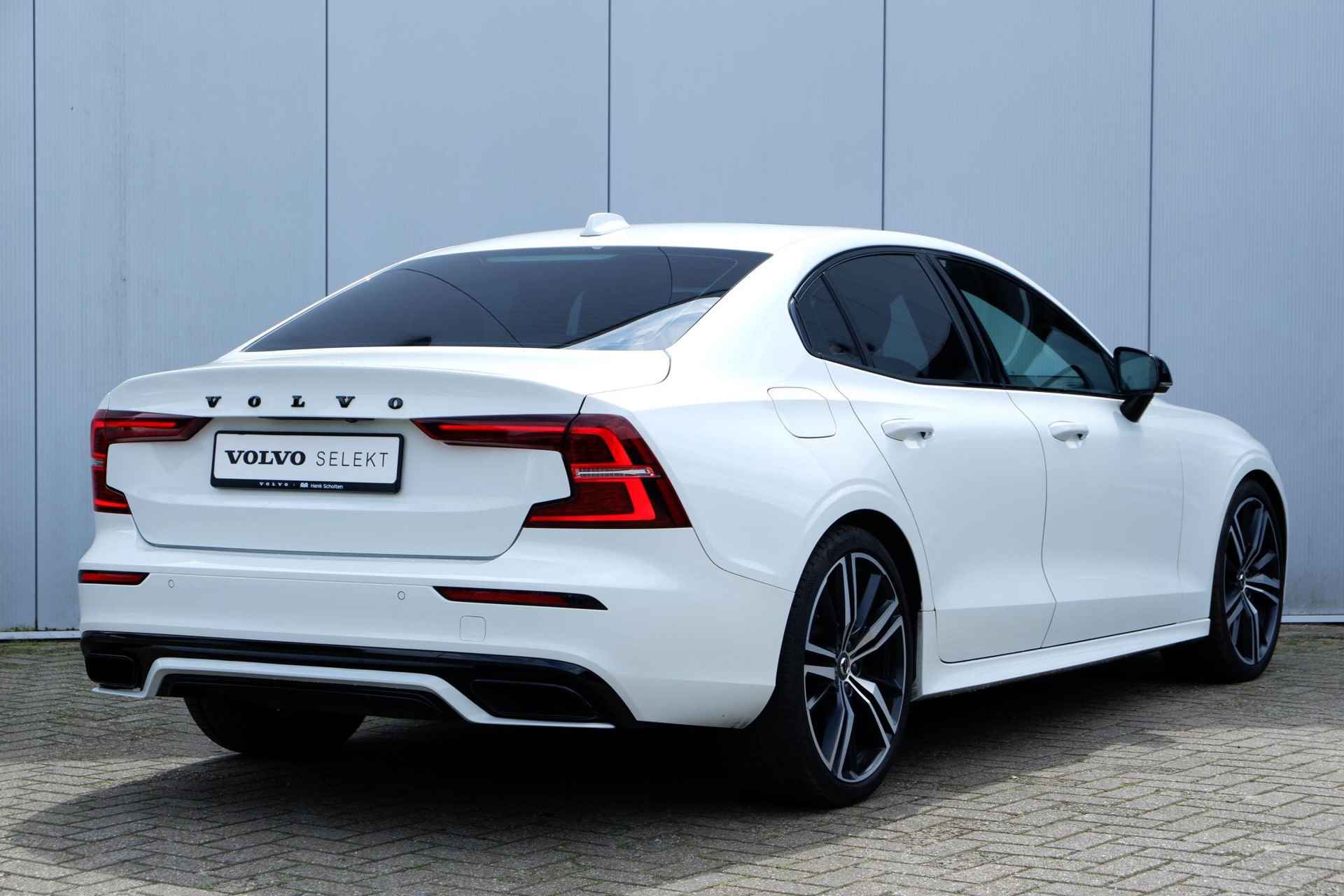 Volvo S60 B3 AUT8 163PK R-Design, Verwarmbare Voorstoelen, Panoramadak, Adaptieve Cruise Control, Dodehoekdetectie Met Correctie, Achteruitrijcamera, Parkeersensoren, Verwarmbaar Stuurwiel, Apple Carplay/Android Auto, Rijstrooksensor Met Correctie, LED Koplampen, Draadloze Telefoonlader, 19" Lichtmetalen Velgen - 3/24