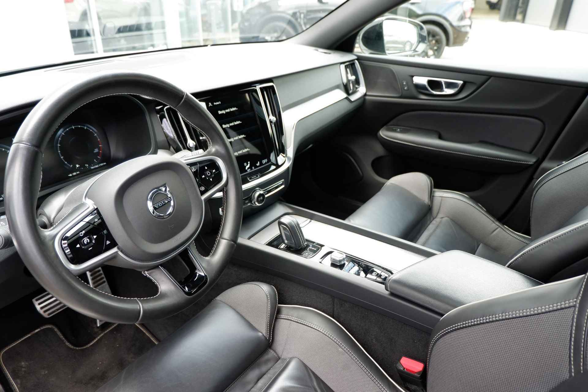 Volvo S60 B3 AUT8 163PK R-Design, Verwarmbare Voorstoelen, Panoramadak, Adaptieve Cruise Control, Dodehoekdetectie Met Correctie, Achteruitrijcamera, Parkeersensoren, Verwarmbaar Stuurwiel, Apple Carplay/Android Auto, Rijstrooksensor Met Correctie, LED Koplampen, Draadloze Telefoonlader, 19" Lichtmetalen Velgen - 4/24