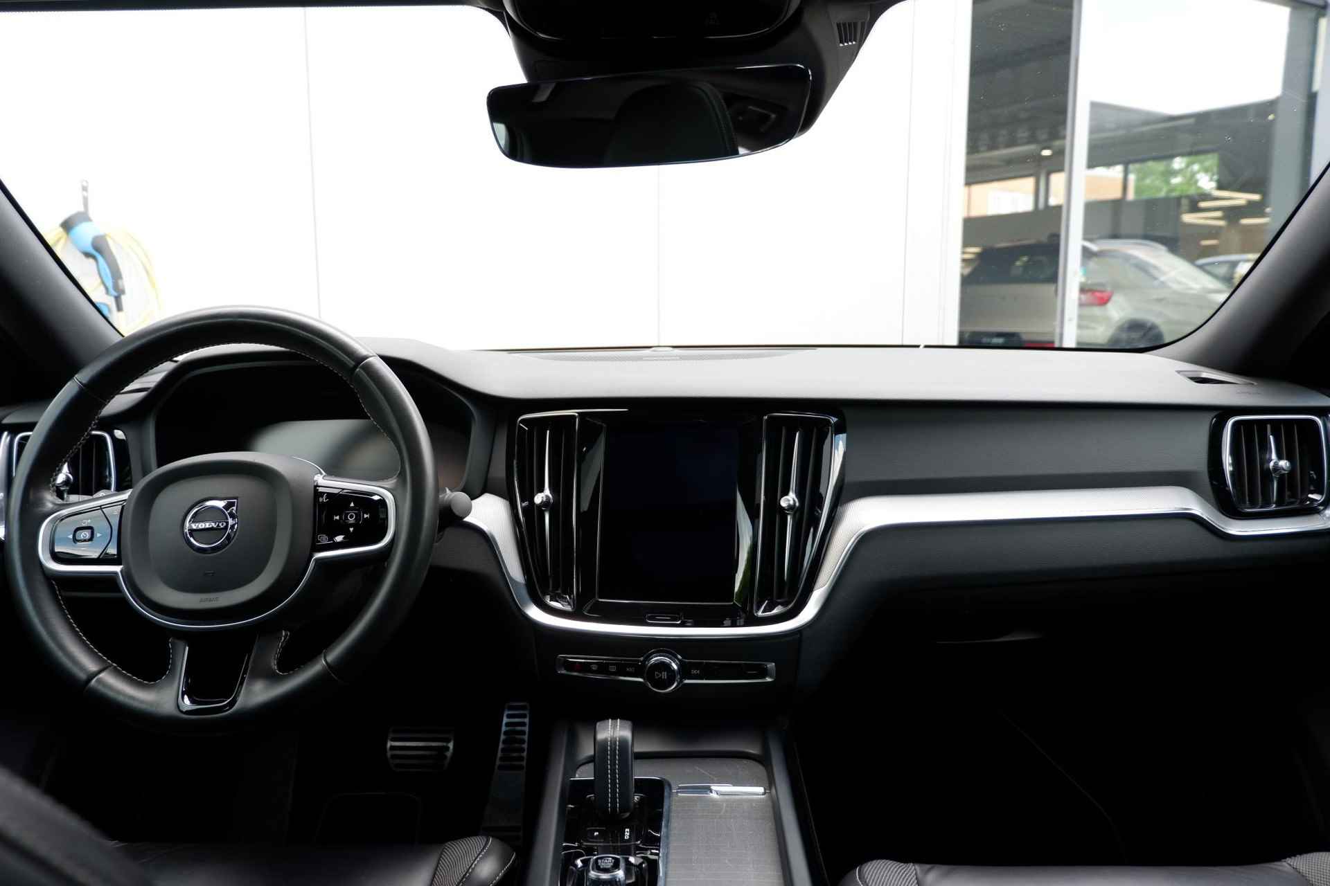 Volvo S60 B3 AUT8 163PK R-Design, Verwarmbare Voorstoelen, Panoramadak, Adaptieve Cruise Control, Dodehoekdetectie Met Correctie, Achteruitrijcamera, Parkeersensoren, Verwarmbaar Stuurwiel, Apple Carplay/Android Auto, Rijstrooksensor Met Correctie, LED Koplampen, Draadloze Telefoonlader, 19" Lichtmetalen Velgen - 6/26