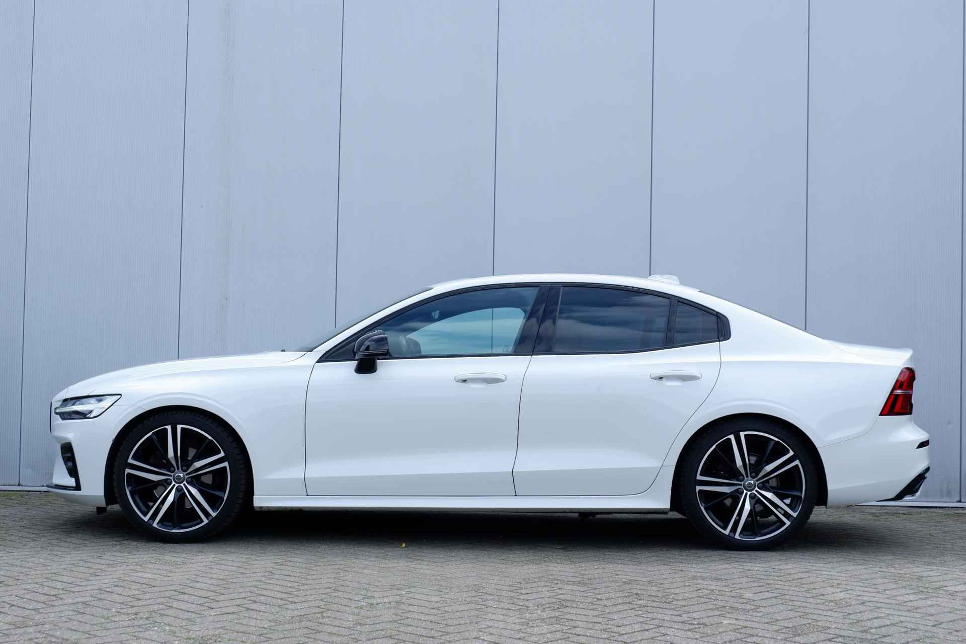 Volvo S60 B3 AUT8 163PK R-Design, Verwarmbare Voorstoelen, Panoramadak, Adaptieve Cruise Control, Dodehoekdetectie Met Correctie, Achteruitrijcamera, Parkeersensoren, Verwarmbaar Stuurwiel, Apple Carplay/Android Auto, Rijstrooksensor Met Correctie, LED Koplampen, Draadloze Telefoonlader, 19" Lichtmetalen Velgen - 11/26