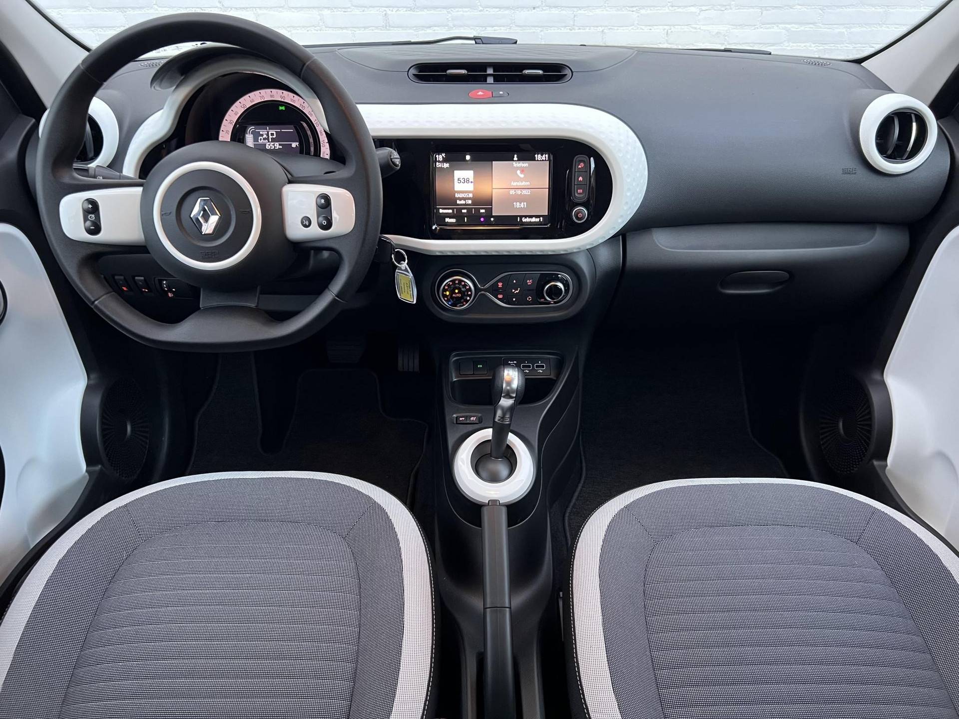 Renault Twingo Z.E. R80 E-Tech Equilibre / €2.000,- subsidie mogelijk / DEMO / Actieradius 190KM WLTP / Navigatie via Apple CarPlay / Android Auto / Stoelverwarming / DAB / PDC / Pack Rouge - 2/51
