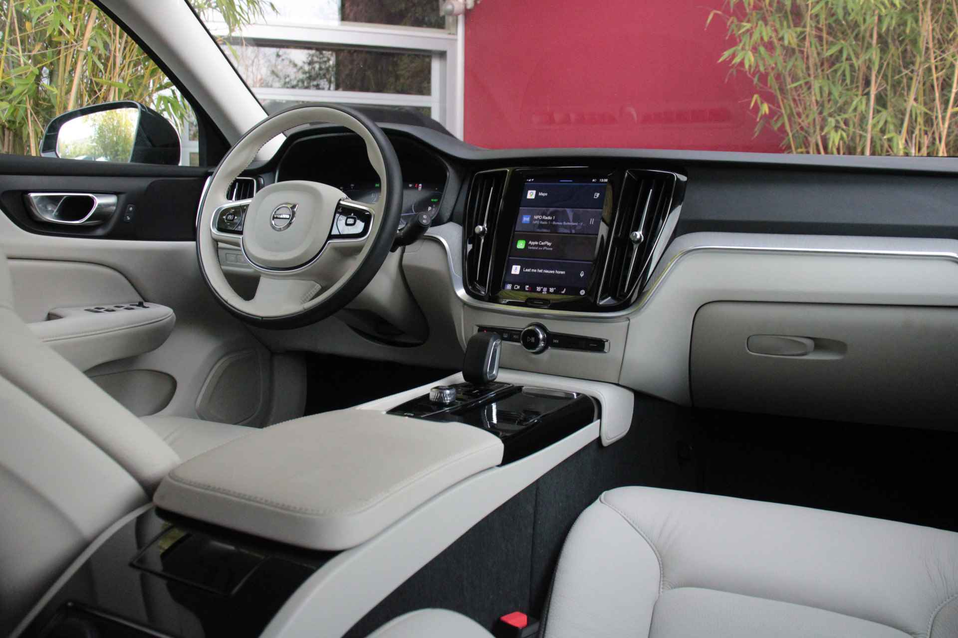Volvo V60 2.0 T6 Recharge AWD Core Bright | Adaptieve Cruise met Stuurhulp | Stuur- en stoelverwarming | BLIS | Apple CarPlay | Achteruitr - 4/22