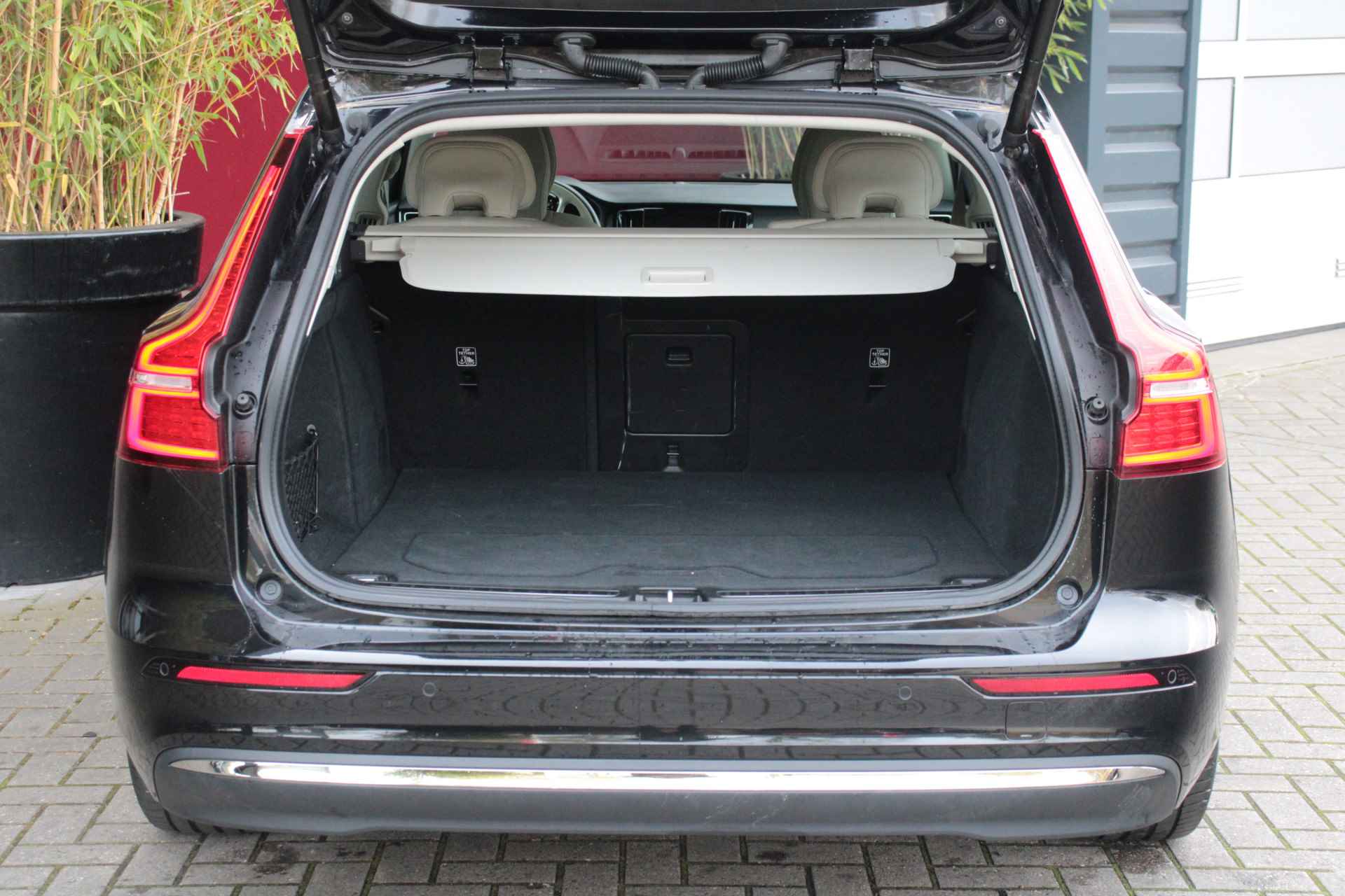 Volvo V60 2.0 T6 Recharge AWD Core Bright | Adaptieve Cruise met Stuurhulp | Stuur- en stoelverwarming | BLIS | Apple CarPlay | Achteruitr - 8/22
