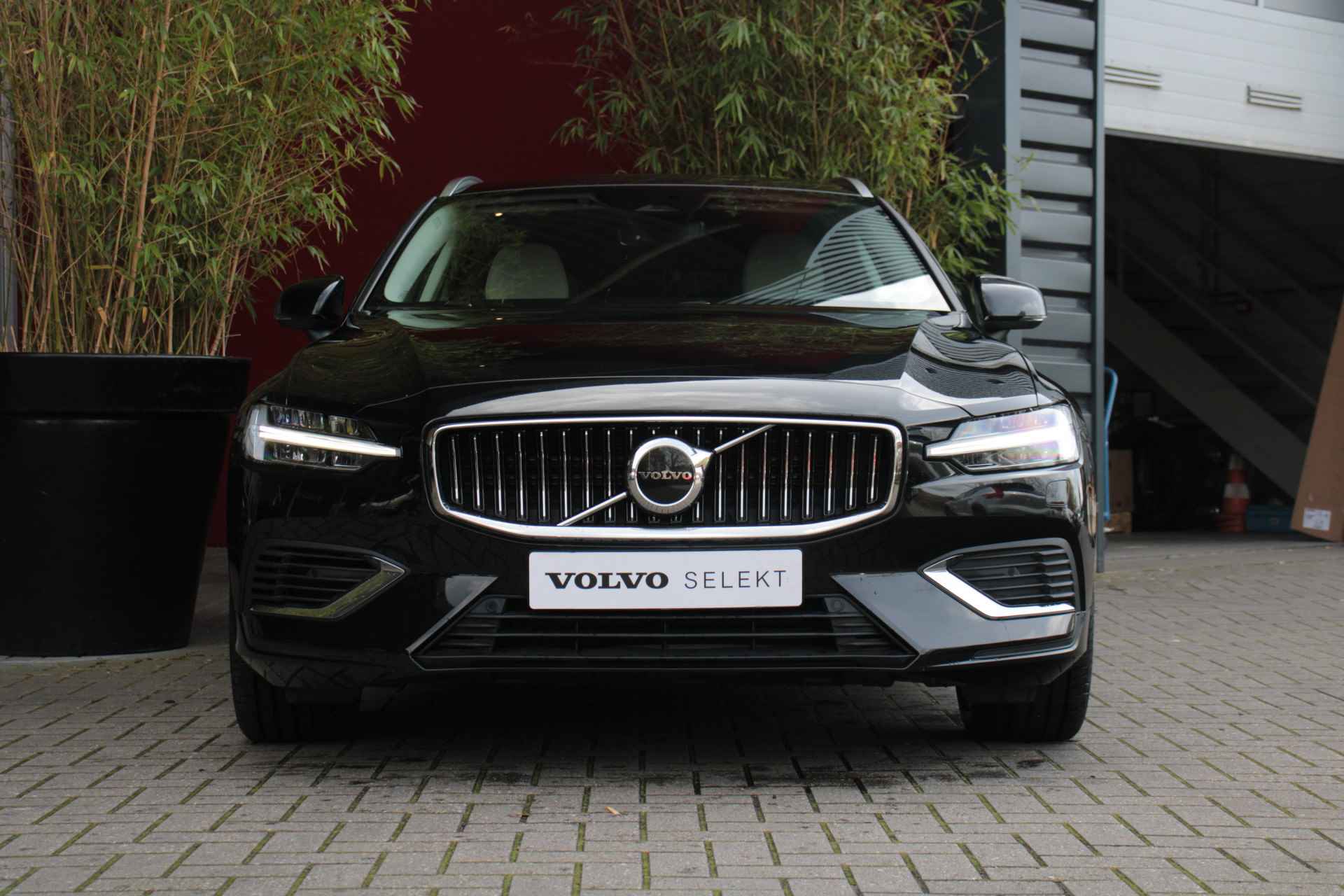 Volvo V60 2.0 T6 Recharge AWD Core Bright | Adaptieve Cruise met Stuurhulp | Stuur- en stoelverwarming | BLIS | Apple CarPlay | Achteruitr - 9/22