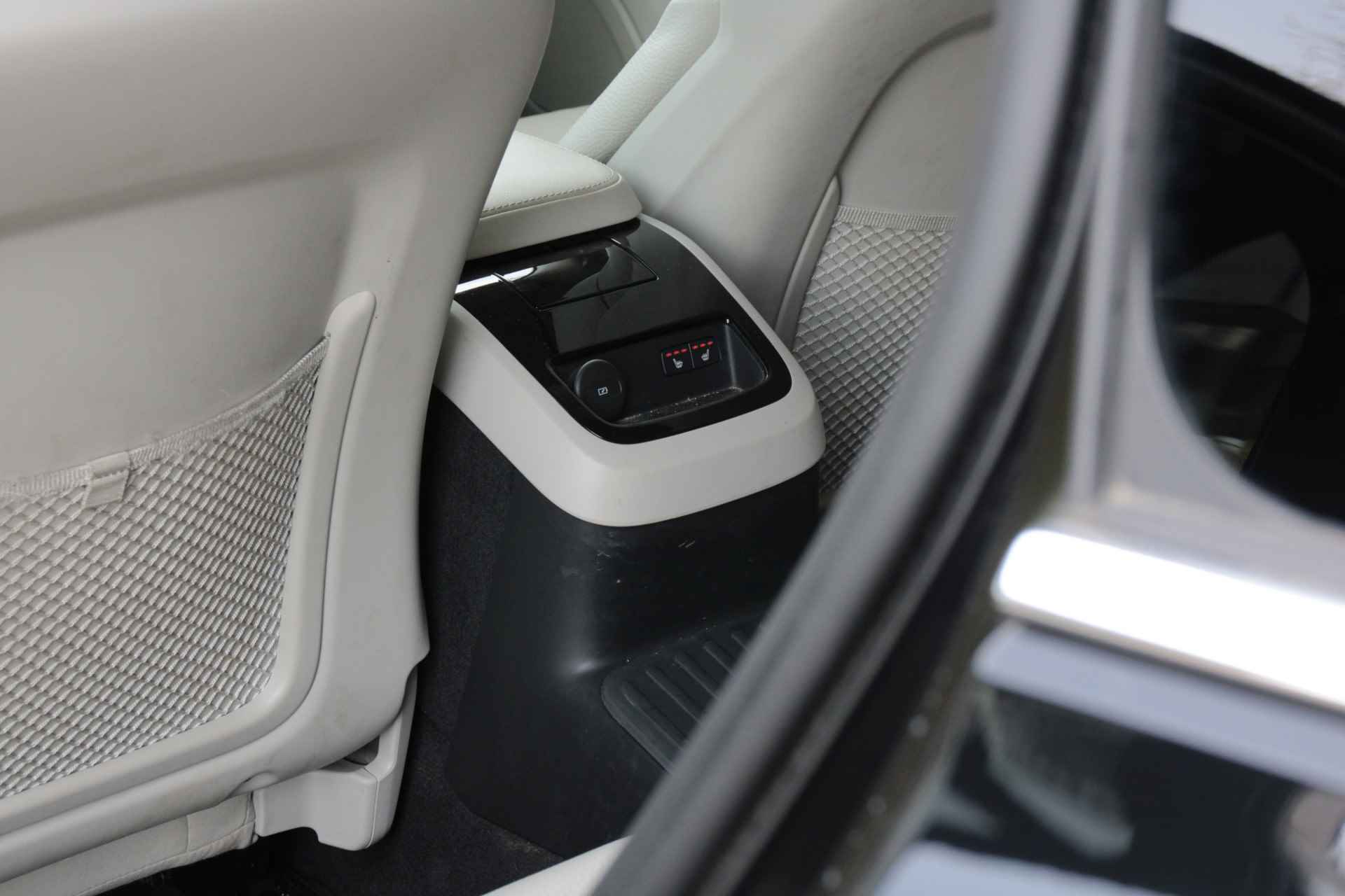 Volvo V60 2.0 T6 Recharge AWD Core Bright | Adaptieve Cruise met Stuurhulp | Stuur- en stoelverwarming | BLIS | Apple CarPlay | Achteruitr - 19/22